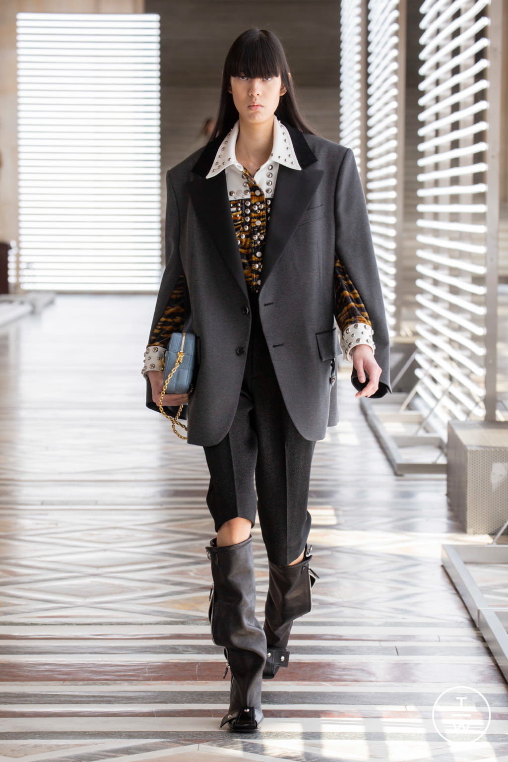 Fashion Week Paris Fall/Winter 2021 look 33 from the Louis Vuitton collection 女装