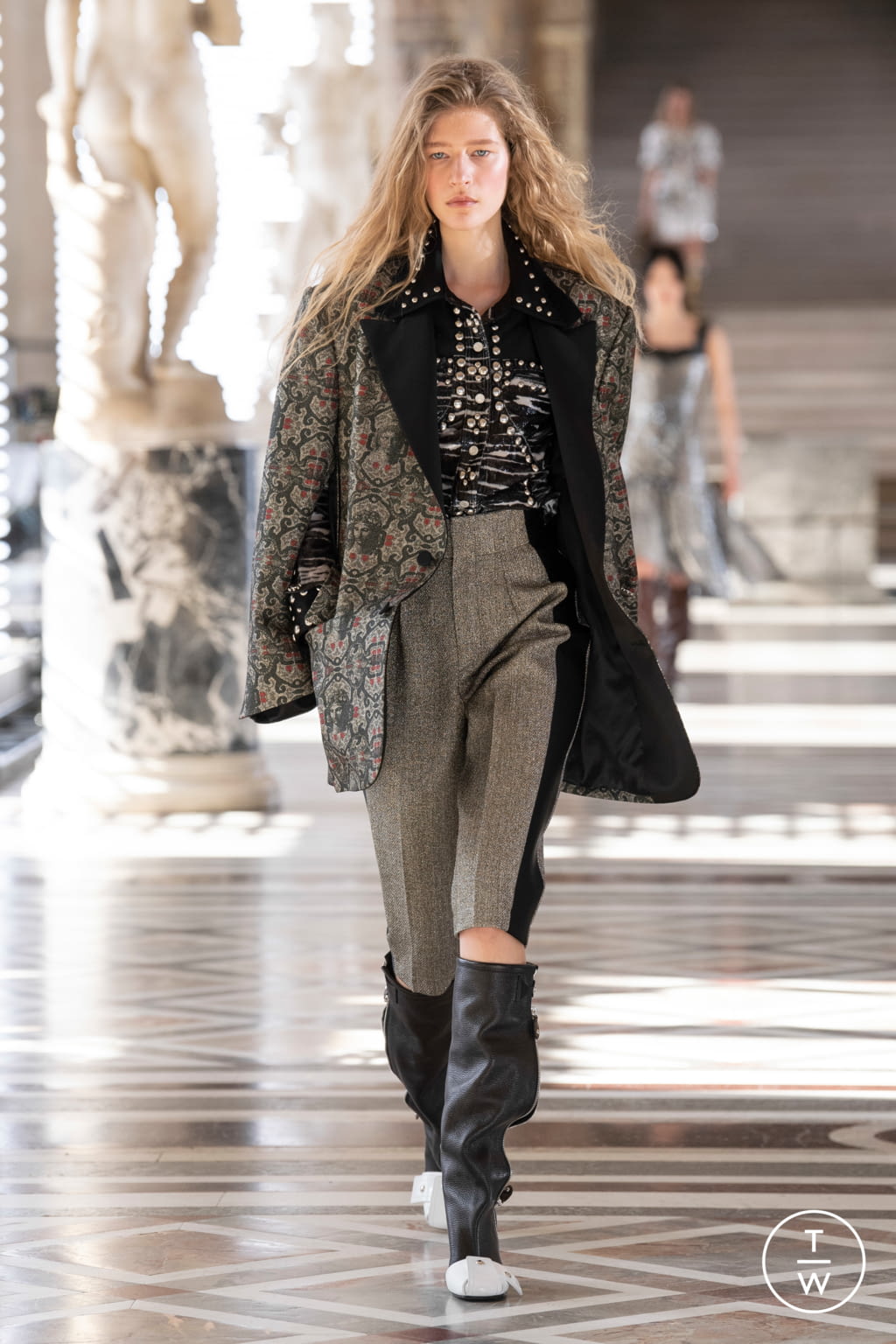 Fashion Week Paris Fall/Winter 2021 look 34 from the Louis Vuitton collection 女装