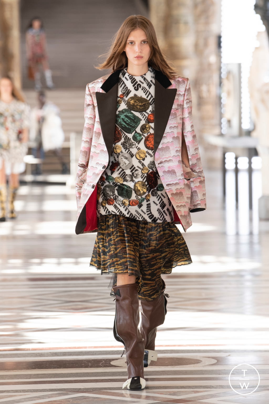 Fashion Week Paris Fall/Winter 2021 look 38 from the Louis Vuitton collection 女装