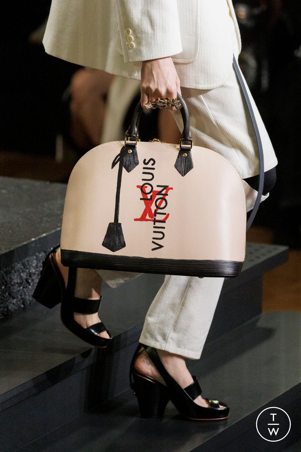 Fashion Week Paris Fall/Winter 2023 look 5 de la collection Louis Vuitton womenswear accessories