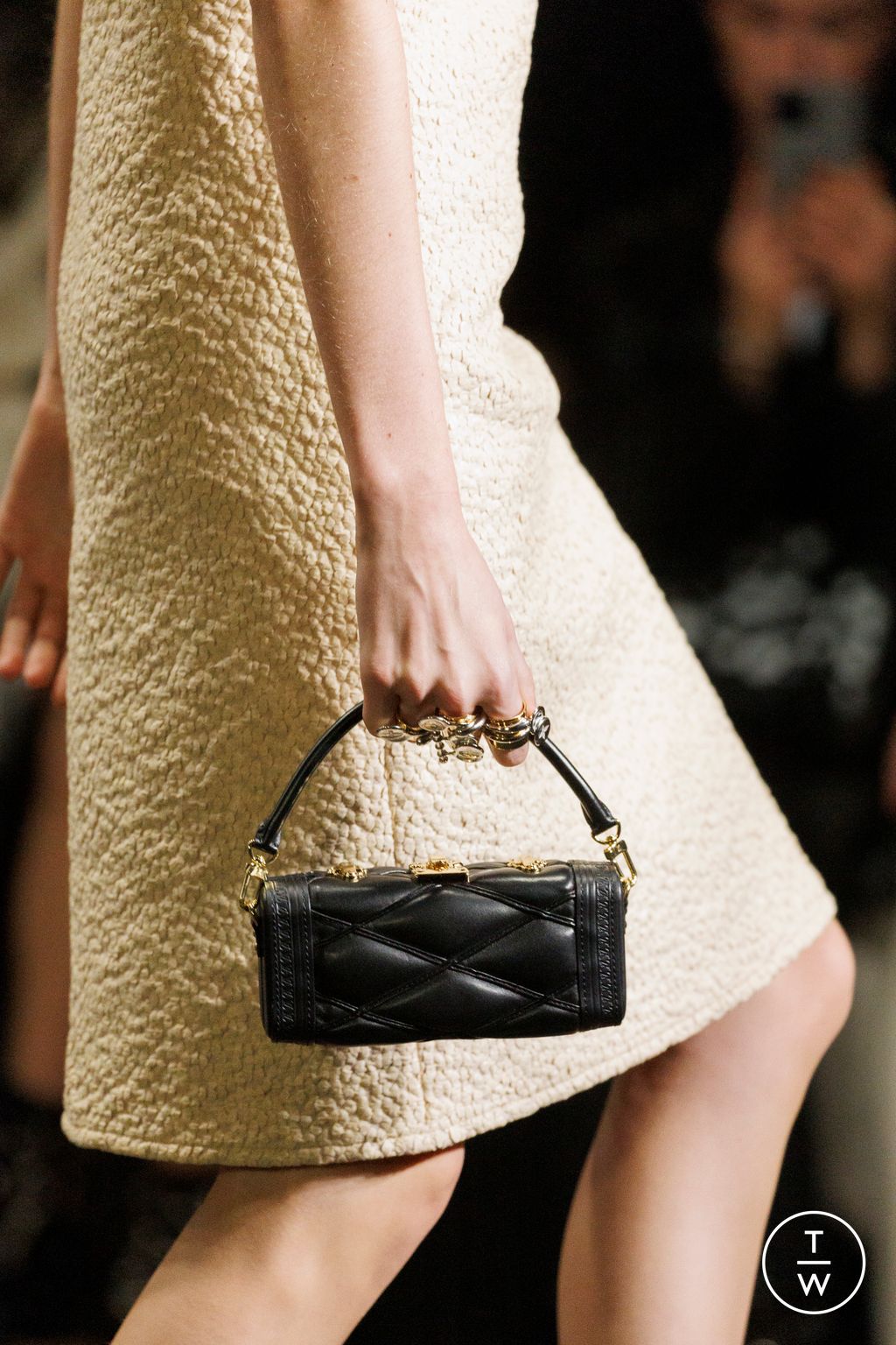 Fashion Week Paris Fall/Winter 2023 look 6 de la collection Louis Vuitton womenswear accessories