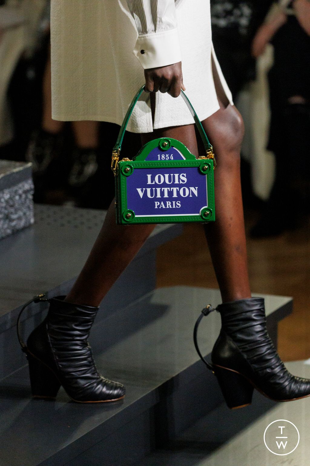 Fashion Week Paris Fall/Winter 2023 look 7 from the Louis Vuitton collection 女装配饰