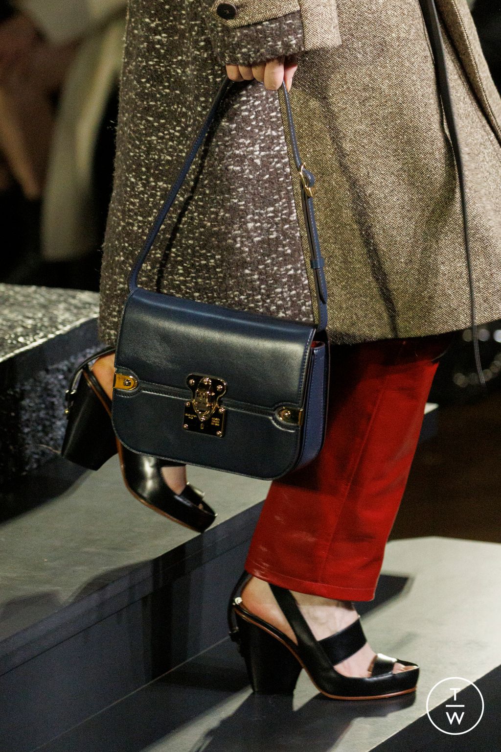 Fashion Week Paris Fall/Winter 2023 look 11 de la collection Louis Vuitton womenswear accessories