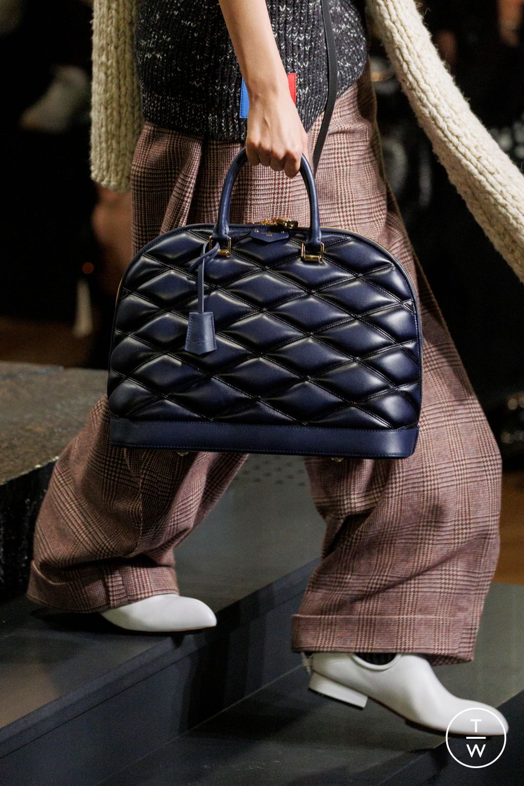 Fashion Week Paris Fall/Winter 2023 look 12 de la collection Louis Vuitton womenswear accessories