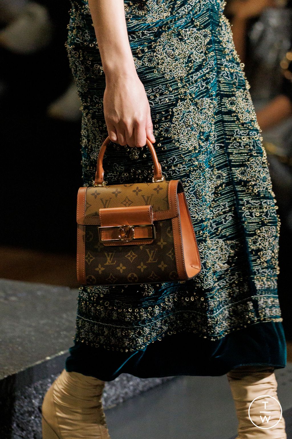 Fashion Week Paris Fall/Winter 2023 look 14 de la collection Louis Vuitton womenswear accessories