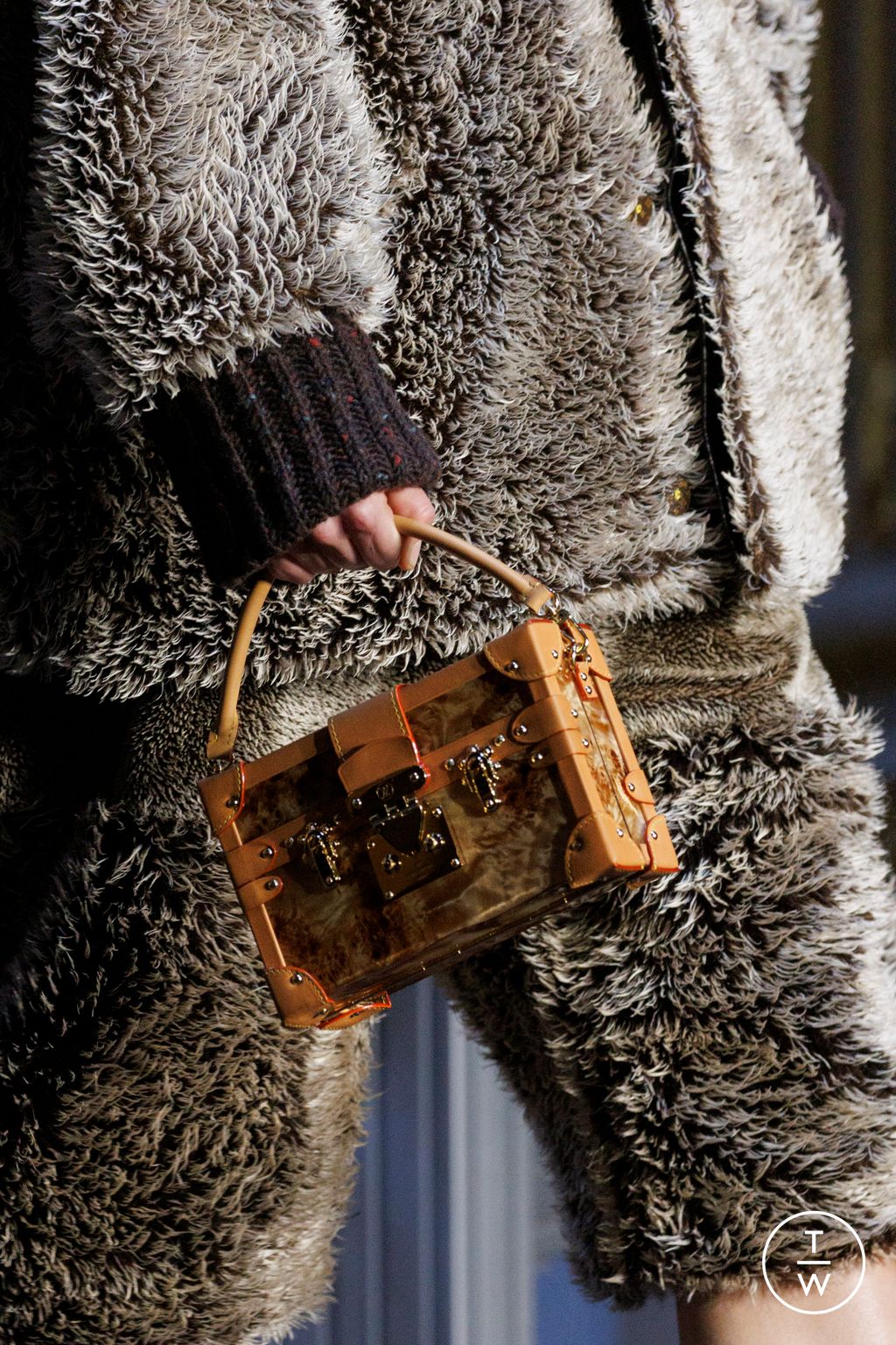 Fashion Week Paris Fall/Winter 2023 look 20 from the Louis Vuitton collection womenswear accessories