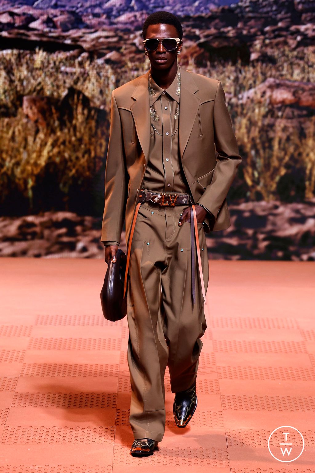 Fashion Week Paris Fall/Winter 2024 look 2 from the Louis Vuitton collection 男装