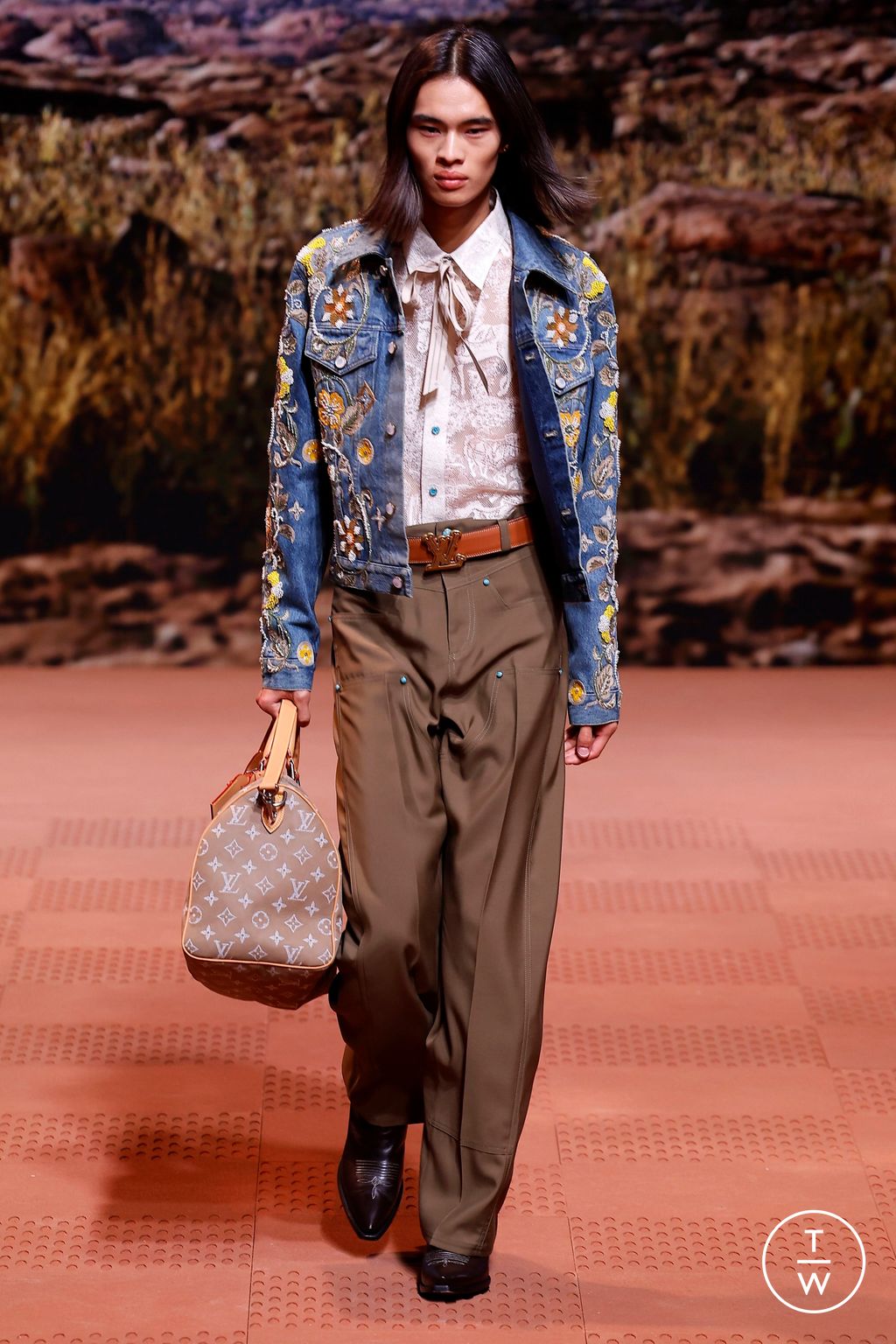Fashion Week Paris Fall/Winter 2024 look 4 from the Louis Vuitton collection 男装