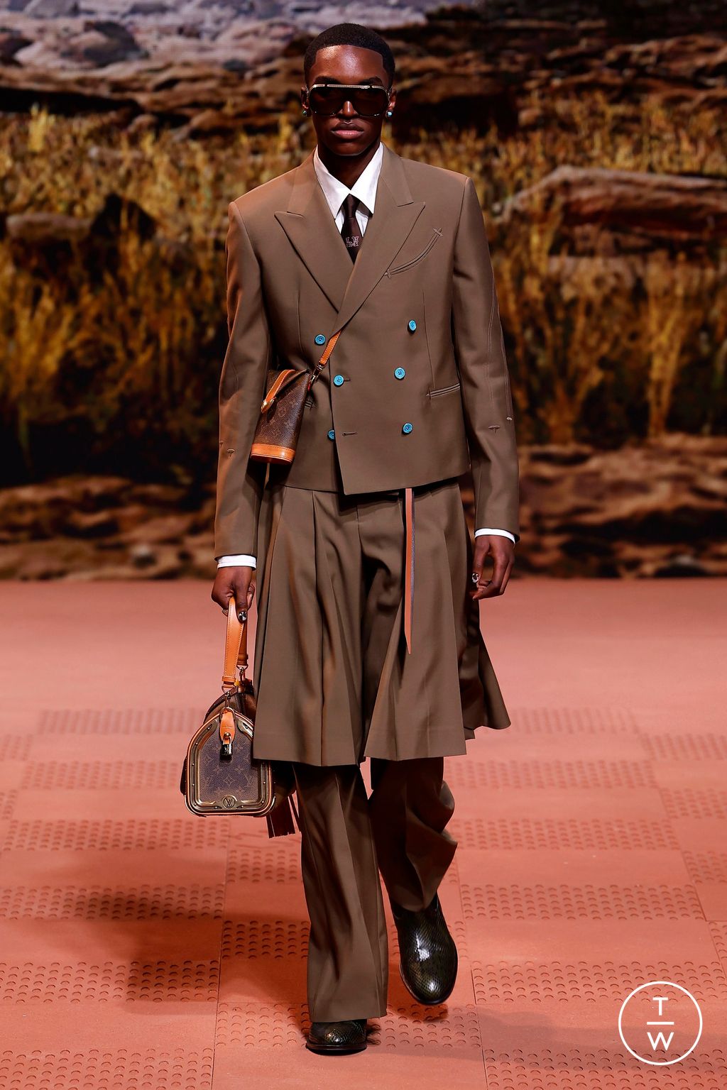 Fashion Week Paris Fall/Winter 2024 look 8 from the Louis Vuitton collection 男装