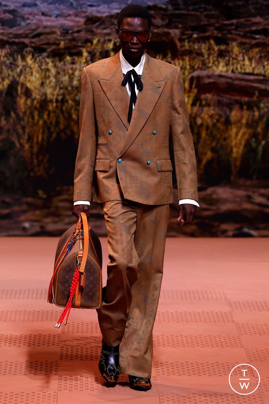 Fashion Week Paris Fall/Winter 2024 look 11 from the Louis Vuitton collection menswear