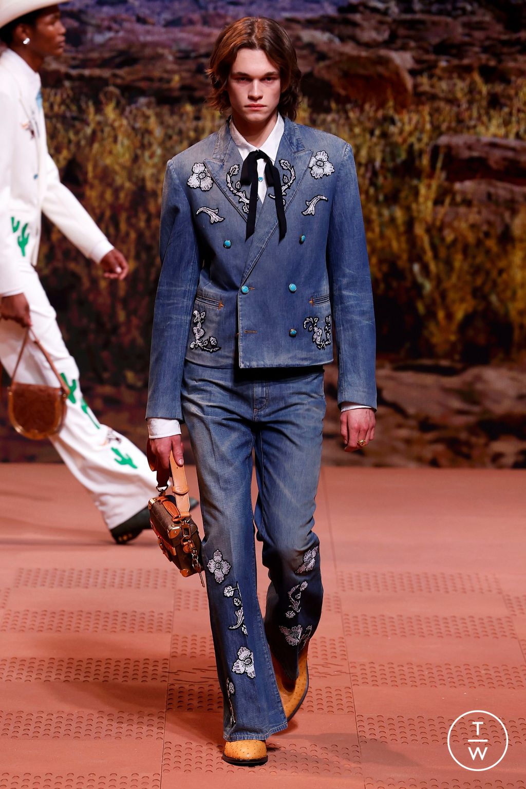 Fashion Week Paris Fall/Winter 2024 look 15 from the Louis Vuitton collection 男装