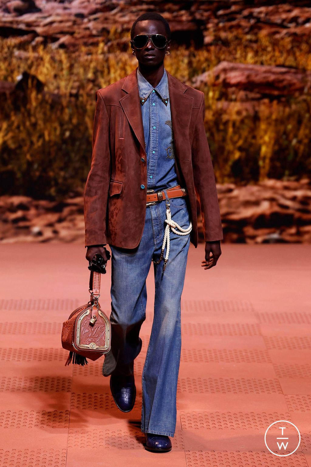 Fashion Week Paris Fall/Winter 2024 look 20 from the Louis Vuitton collection menswear
