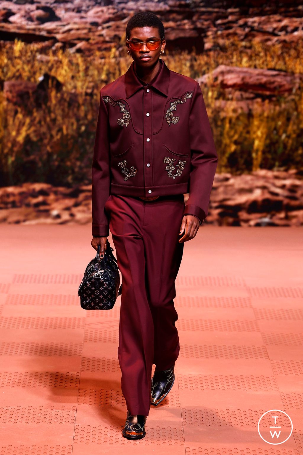 Fashion Week Paris Fall/Winter 2024 look 21 from the Louis Vuitton collection menswear