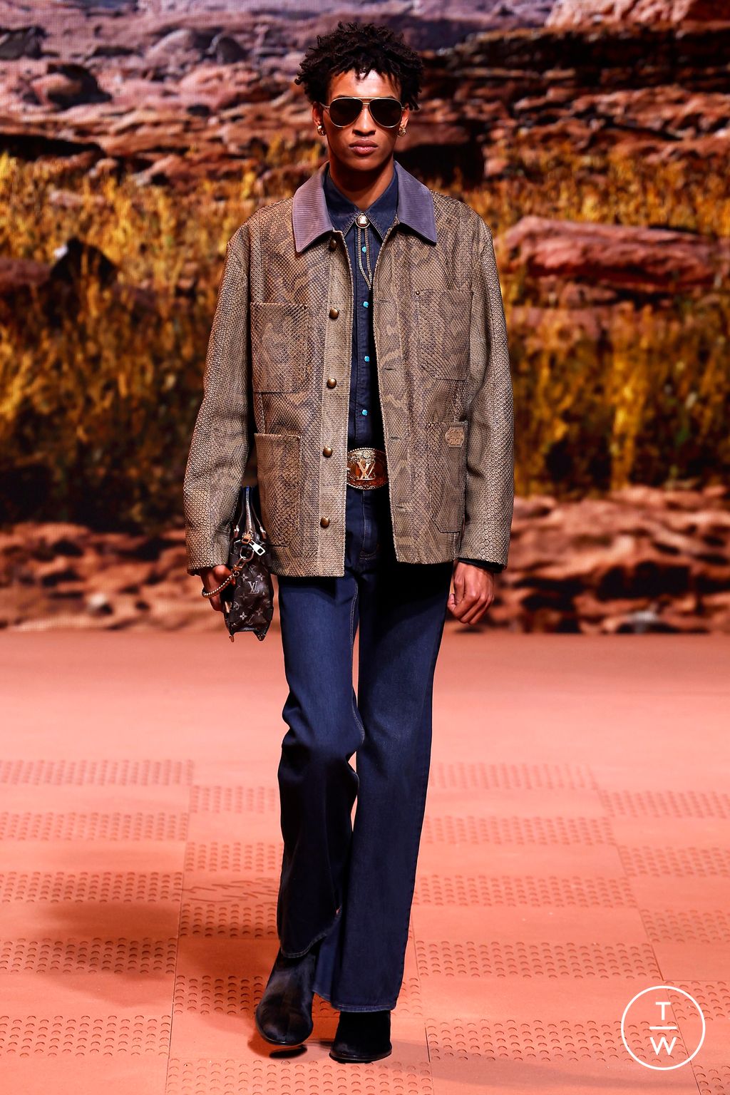 Fashion Week Paris Fall/Winter 2024 look 24 from the Louis Vuitton collection 男装
