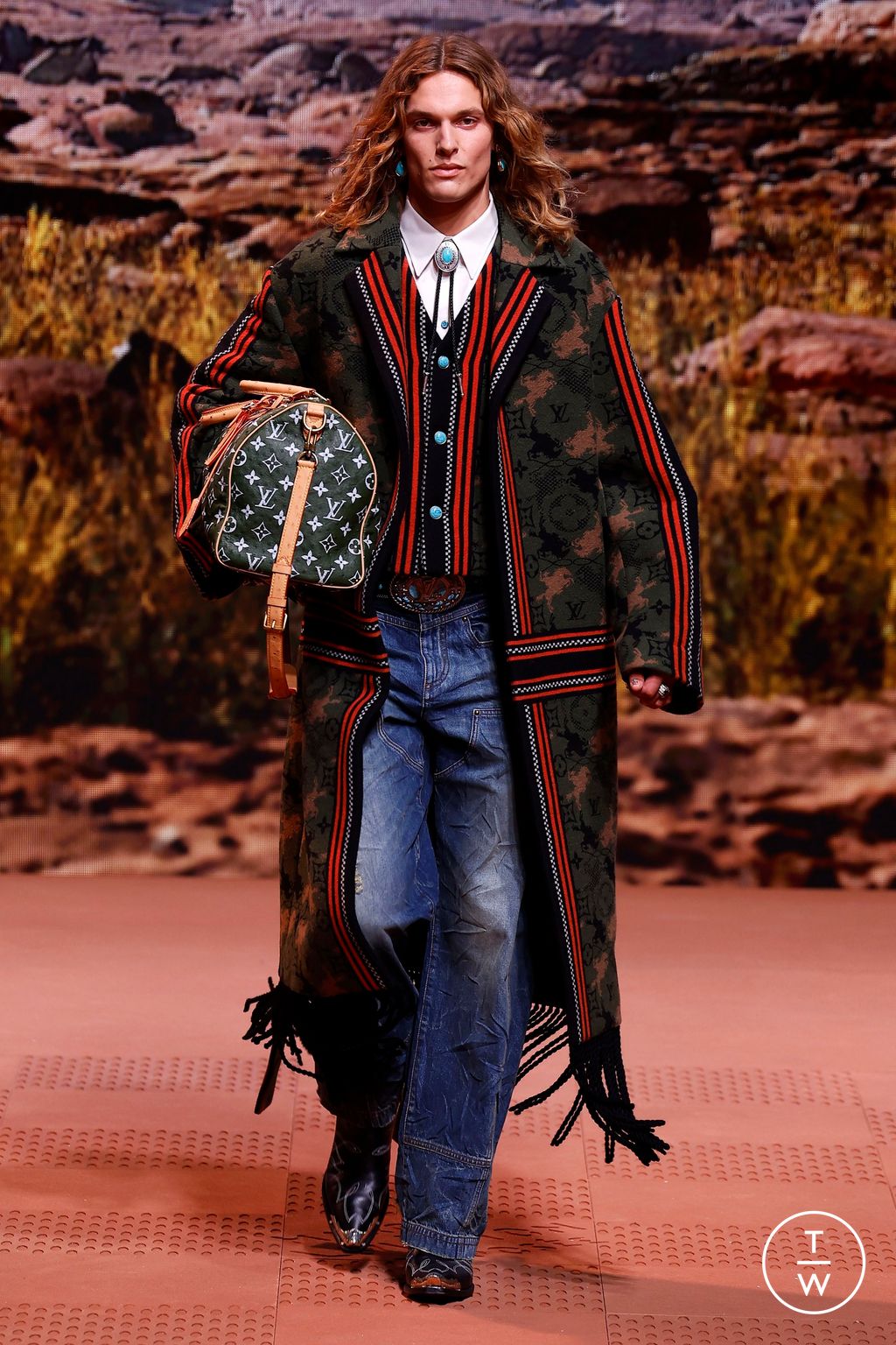 Fashion Week Paris Fall/Winter 2024 look 26 from the Louis Vuitton collection 男装