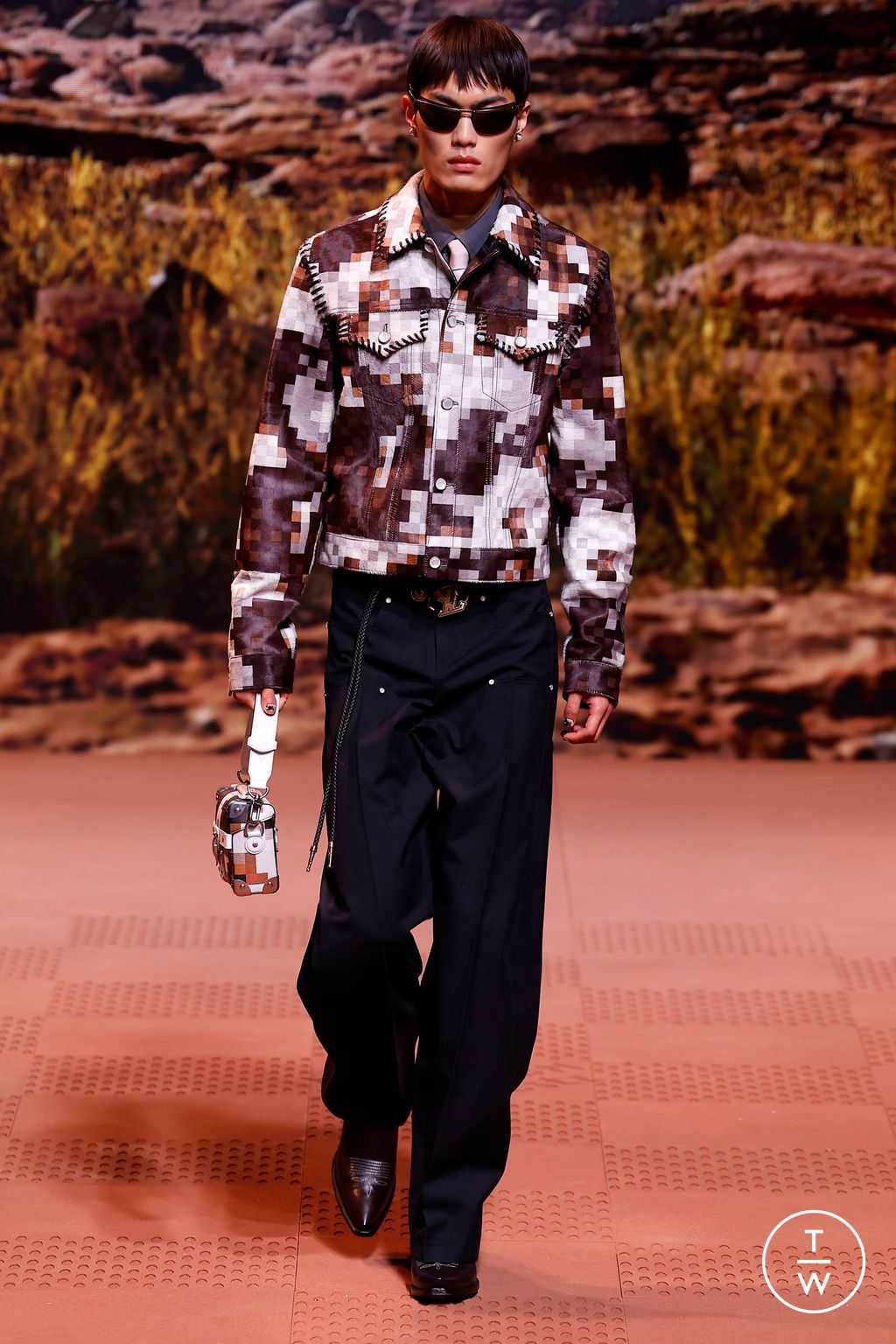 Fashion Week Paris Fall/Winter 2024 look 28 from the Louis Vuitton collection 男装
