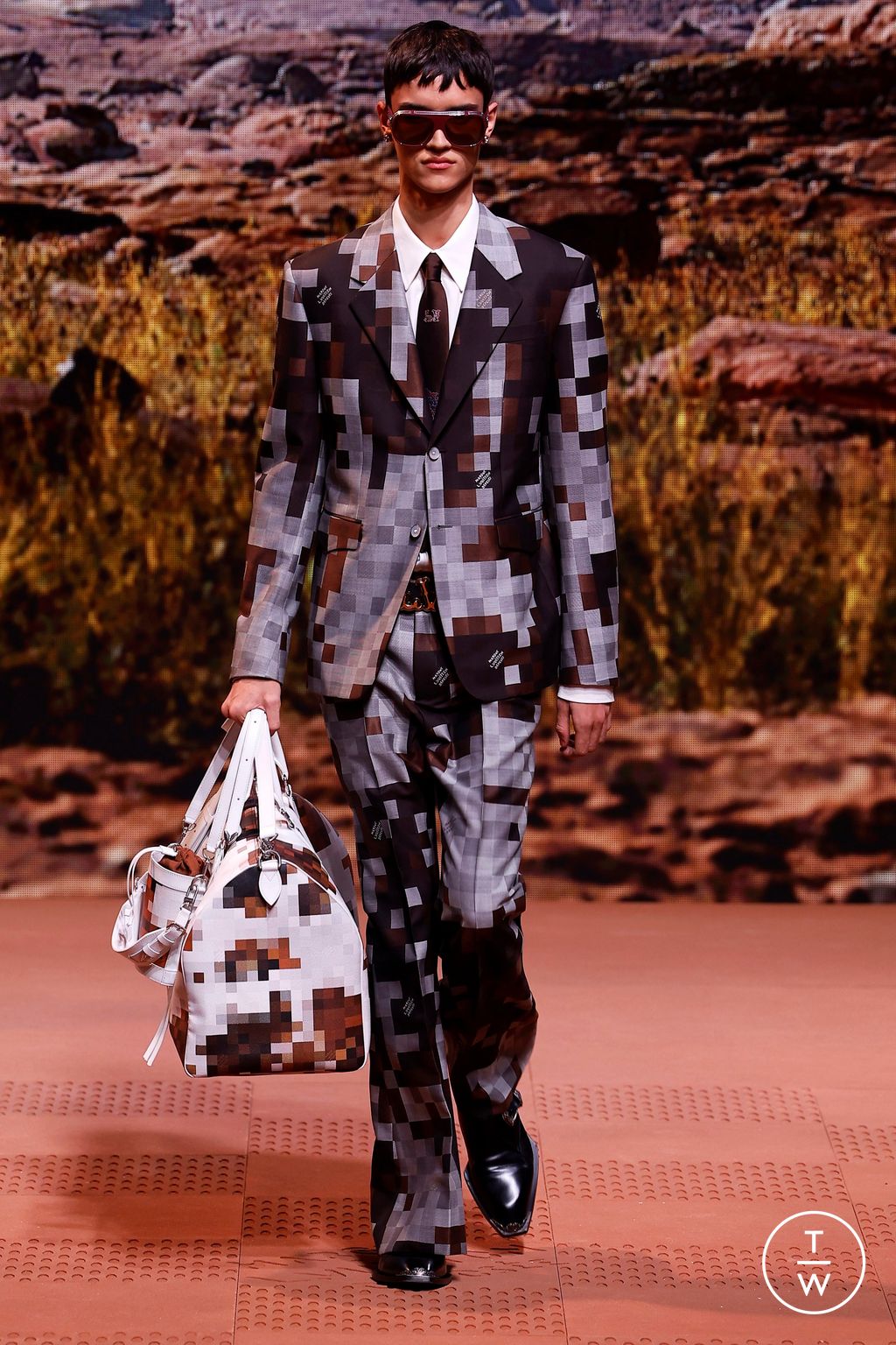 Fashion Week Paris Fall/Winter 2024 look 31 from the Louis Vuitton collection menswear