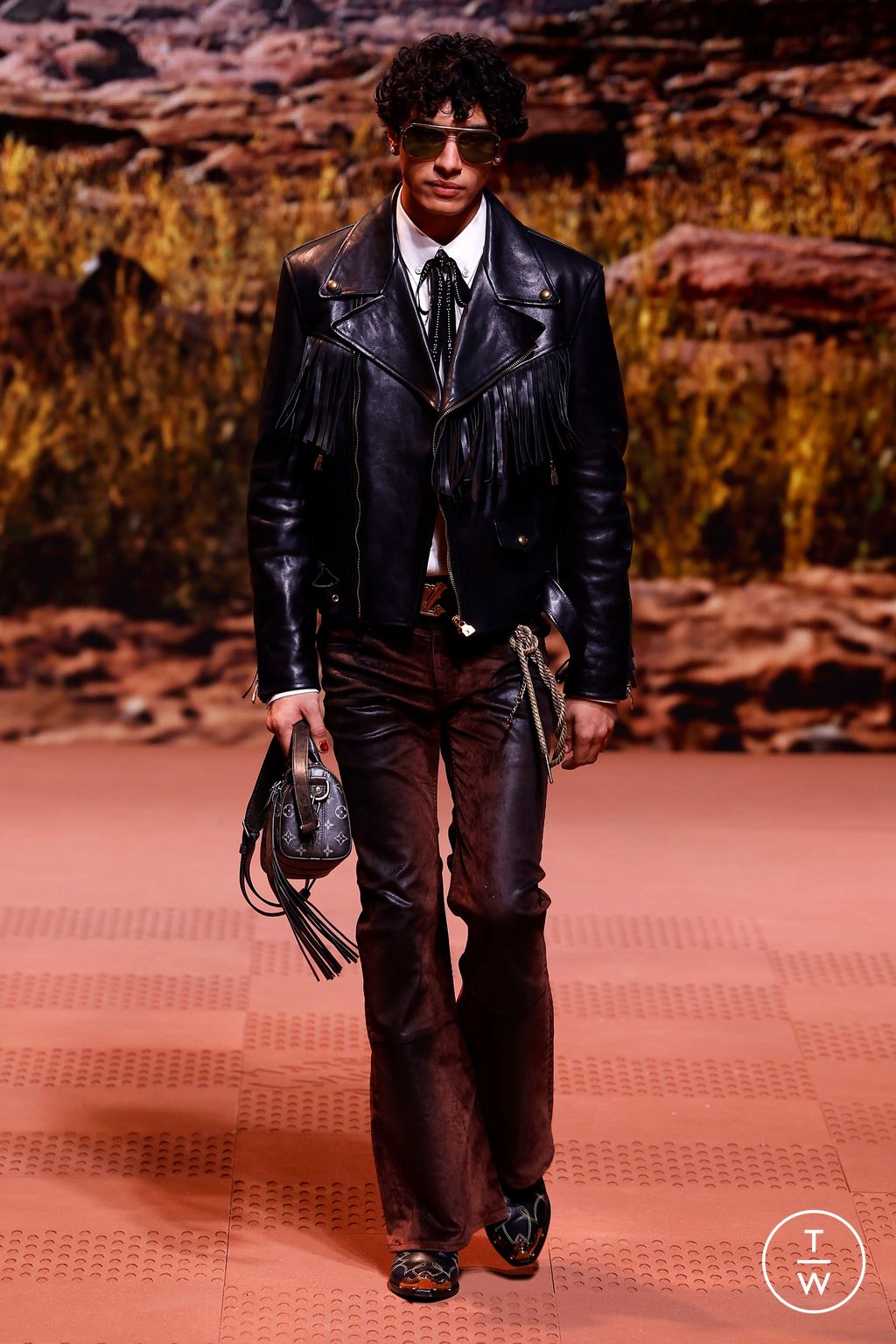Fashion Week Paris Fall/Winter 2024 look 32 from the Louis Vuitton collection menswear