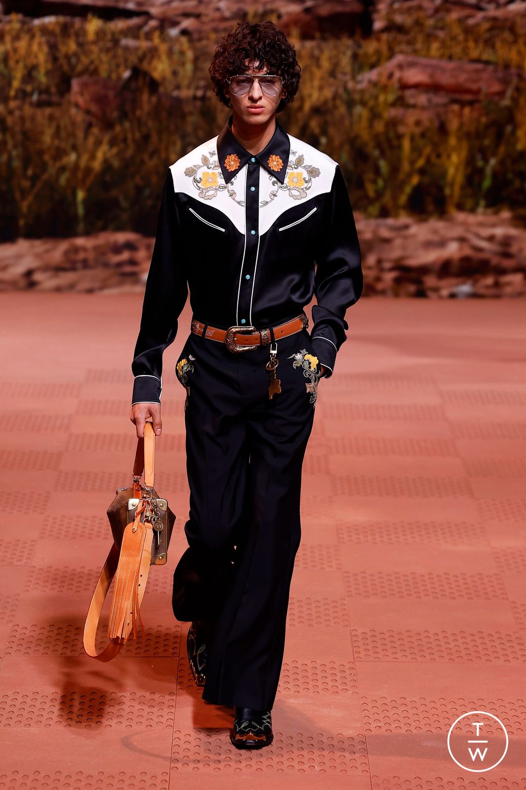 Fashion Week Paris Fall/Winter 2024 look 34 from the Louis Vuitton collection menswear
