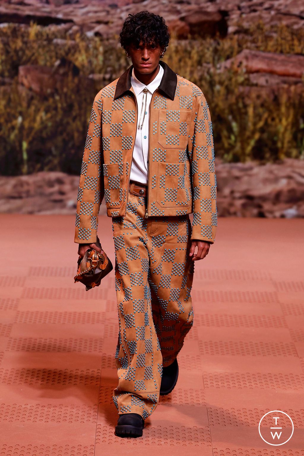 Fashion Week Paris Fall/Winter 2024 look 35 from the Louis Vuitton collection menswear