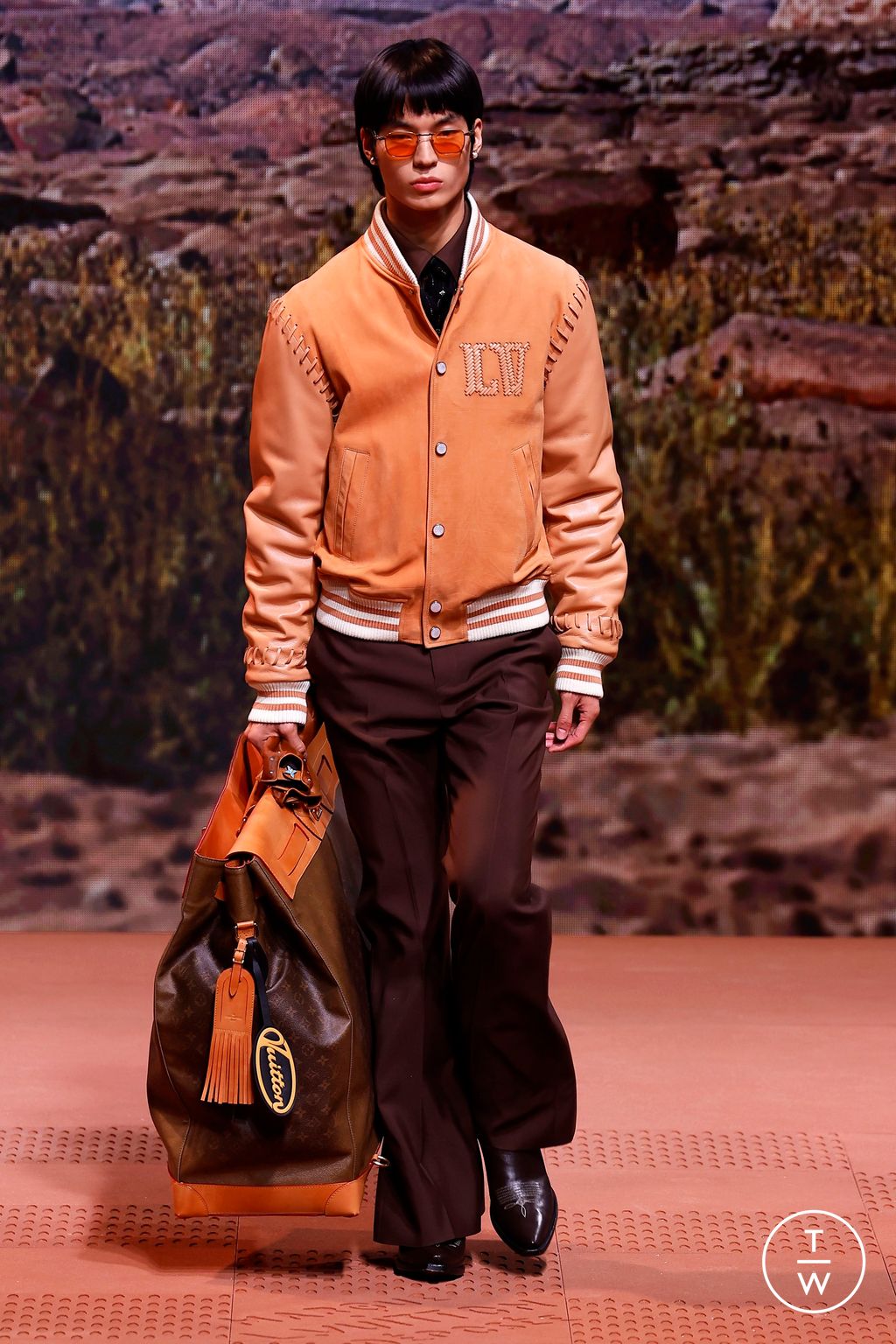 Fashion Week Paris Fall/Winter 2024 look 36 from the Louis Vuitton collection 男装
