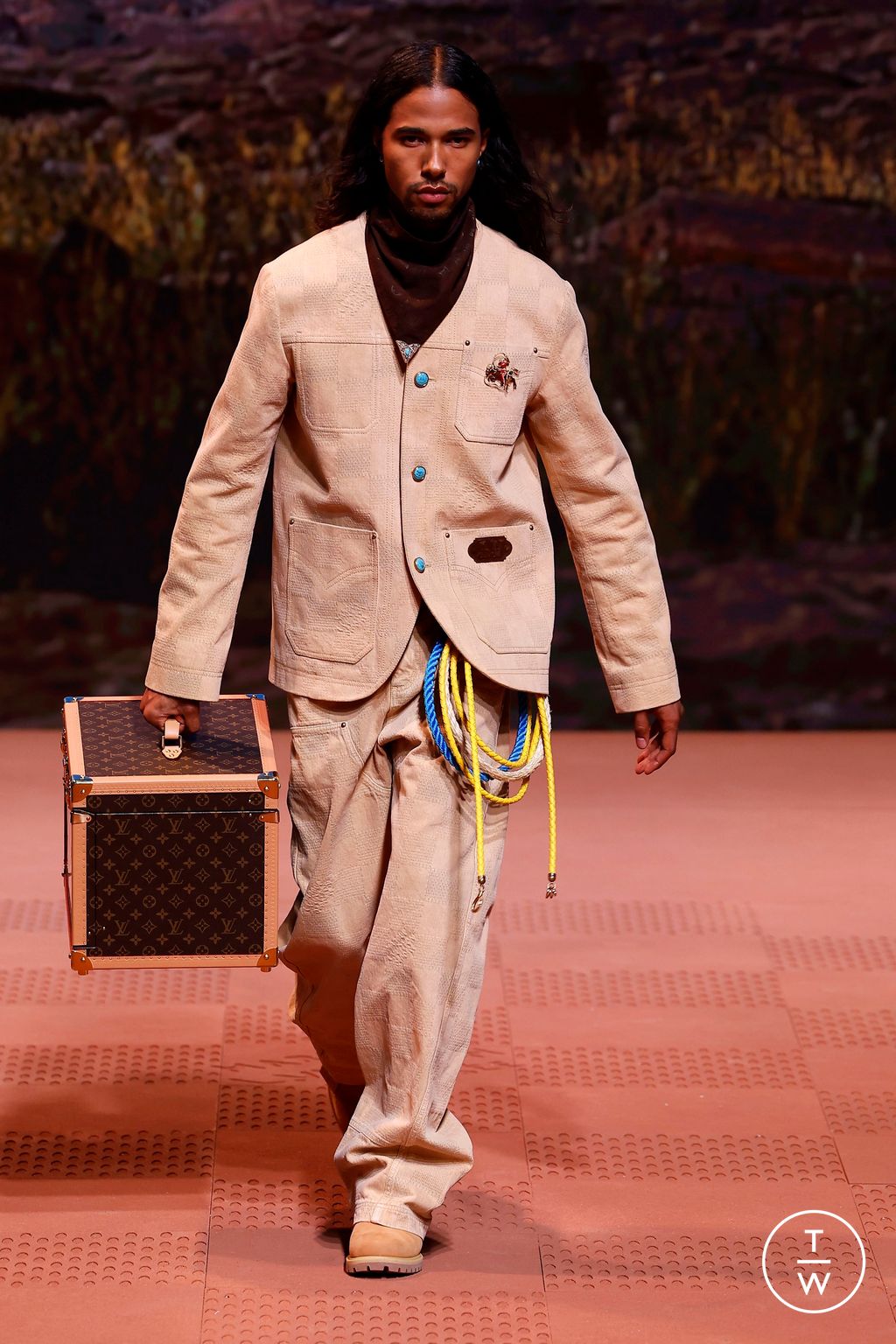 Fashion Week Paris Fall/Winter 2024 look 37 from the Louis Vuitton collection menswear