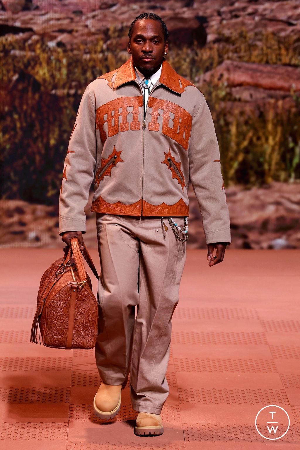 Fashion Week Paris Fall/Winter 2024 look 38 from the Louis Vuitton collection menswear