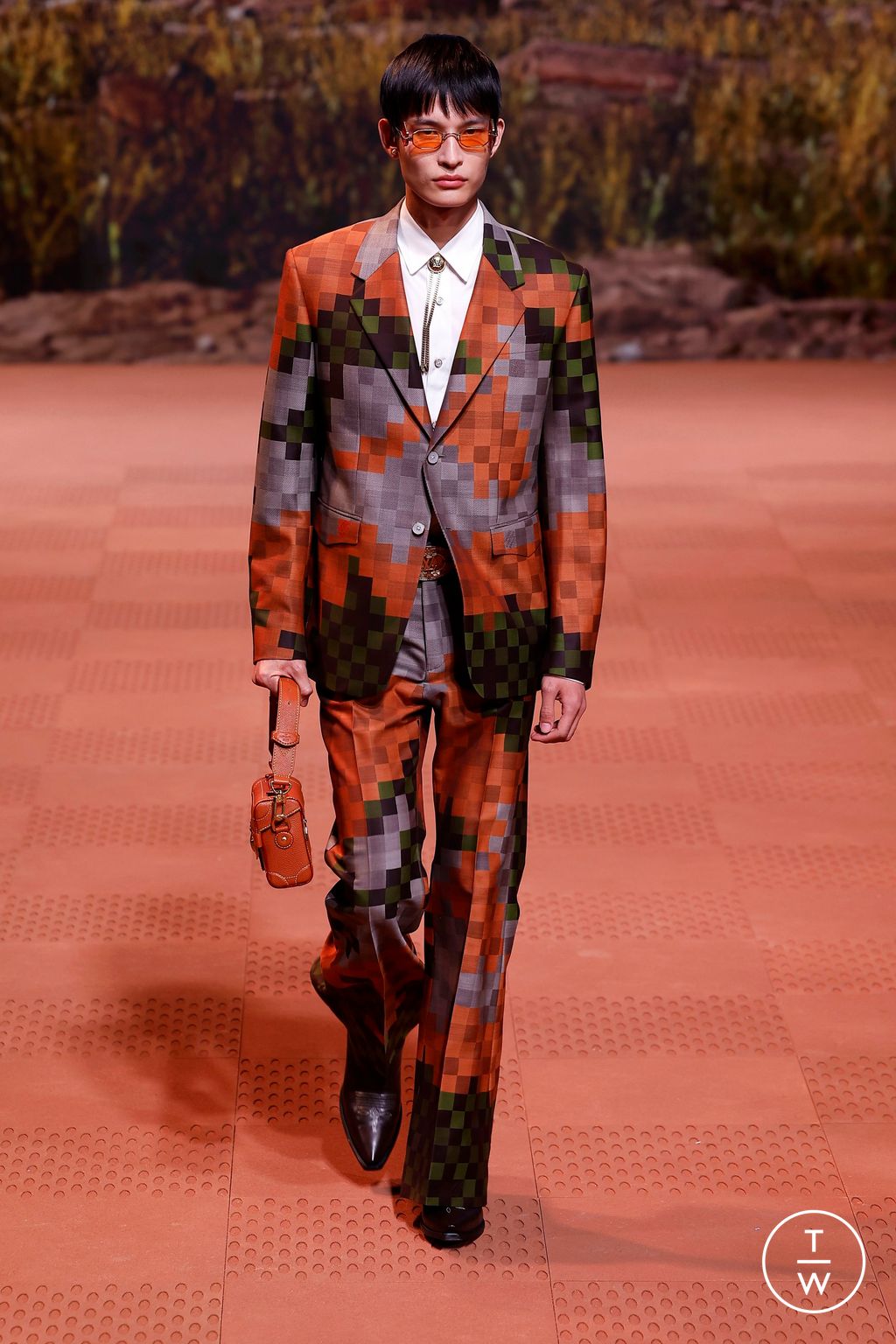 Fashion Week Paris Fall/Winter 2024 look 39 from the Louis Vuitton collection 男装