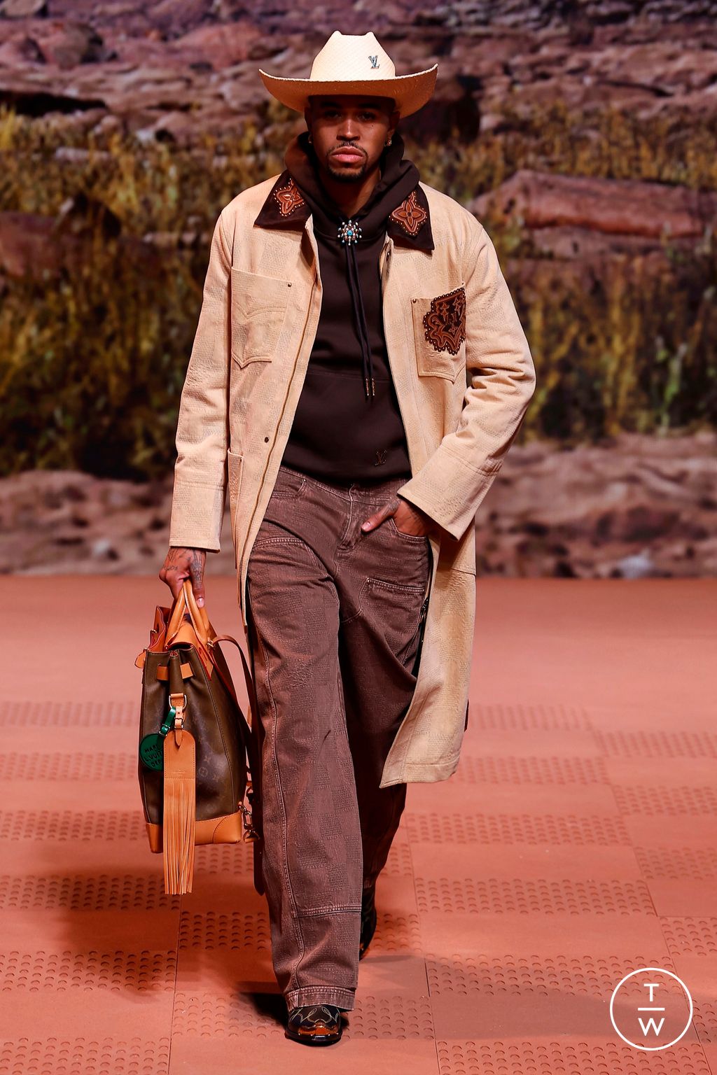 Fashion Week Paris Fall/Winter 2024 look 40 from the Louis Vuitton collection menswear