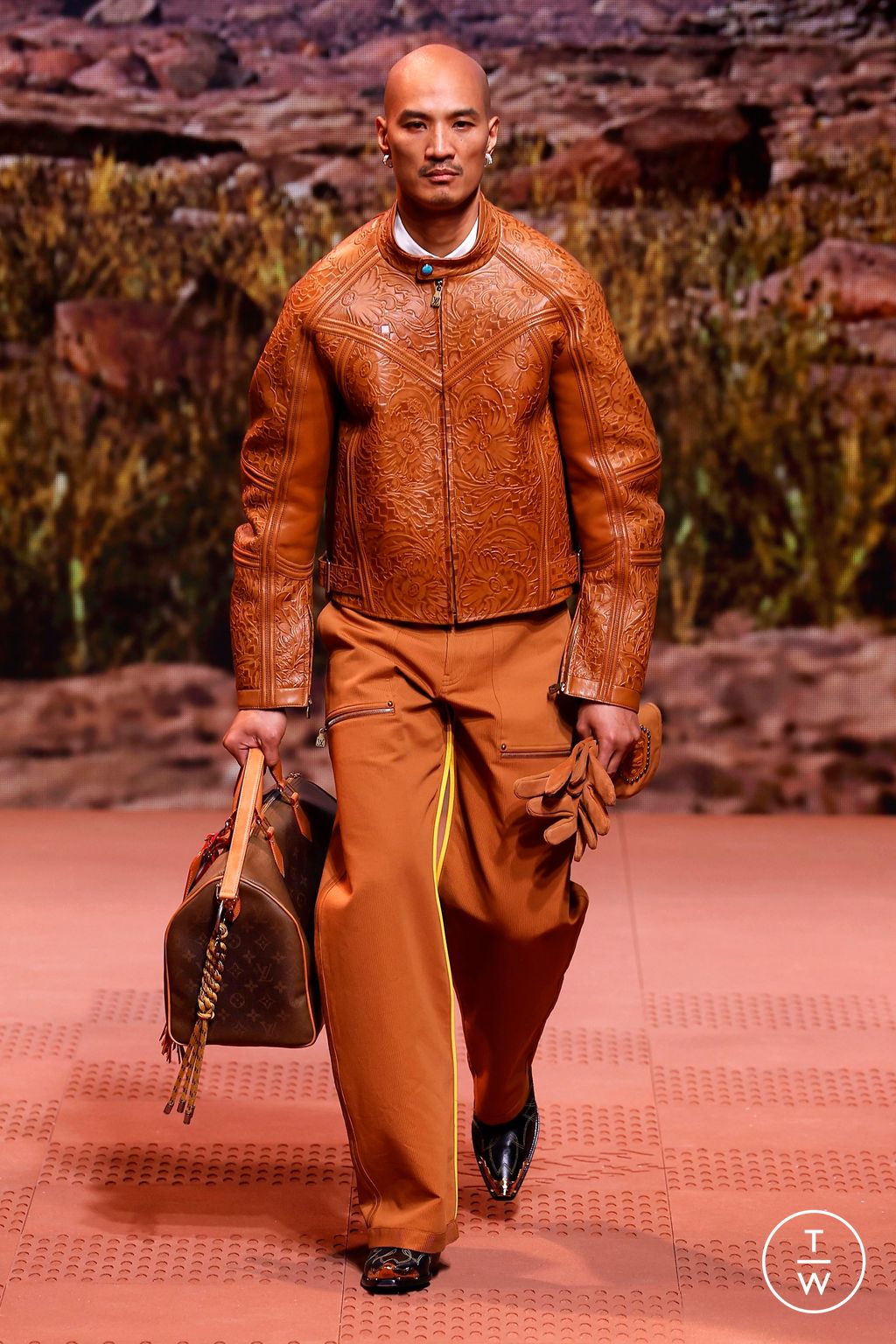Fashion Week Paris Fall/Winter 2024 look 42 from the Louis Vuitton collection menswear