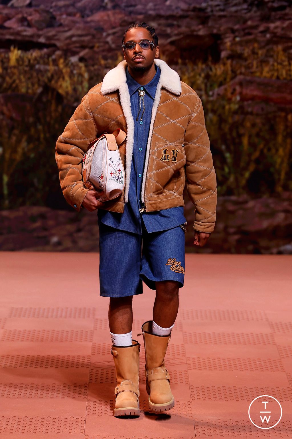 Fashion Week Paris Fall/Winter 2024 look 44 from the Louis Vuitton collection menswear