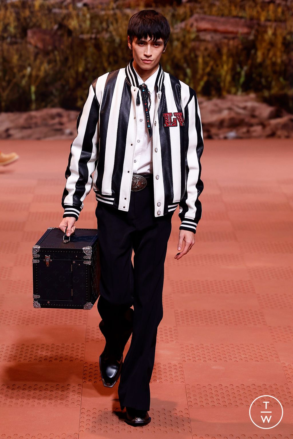 Fashion Week Paris Fall/Winter 2024 look 53 from the Louis Vuitton collection 男装