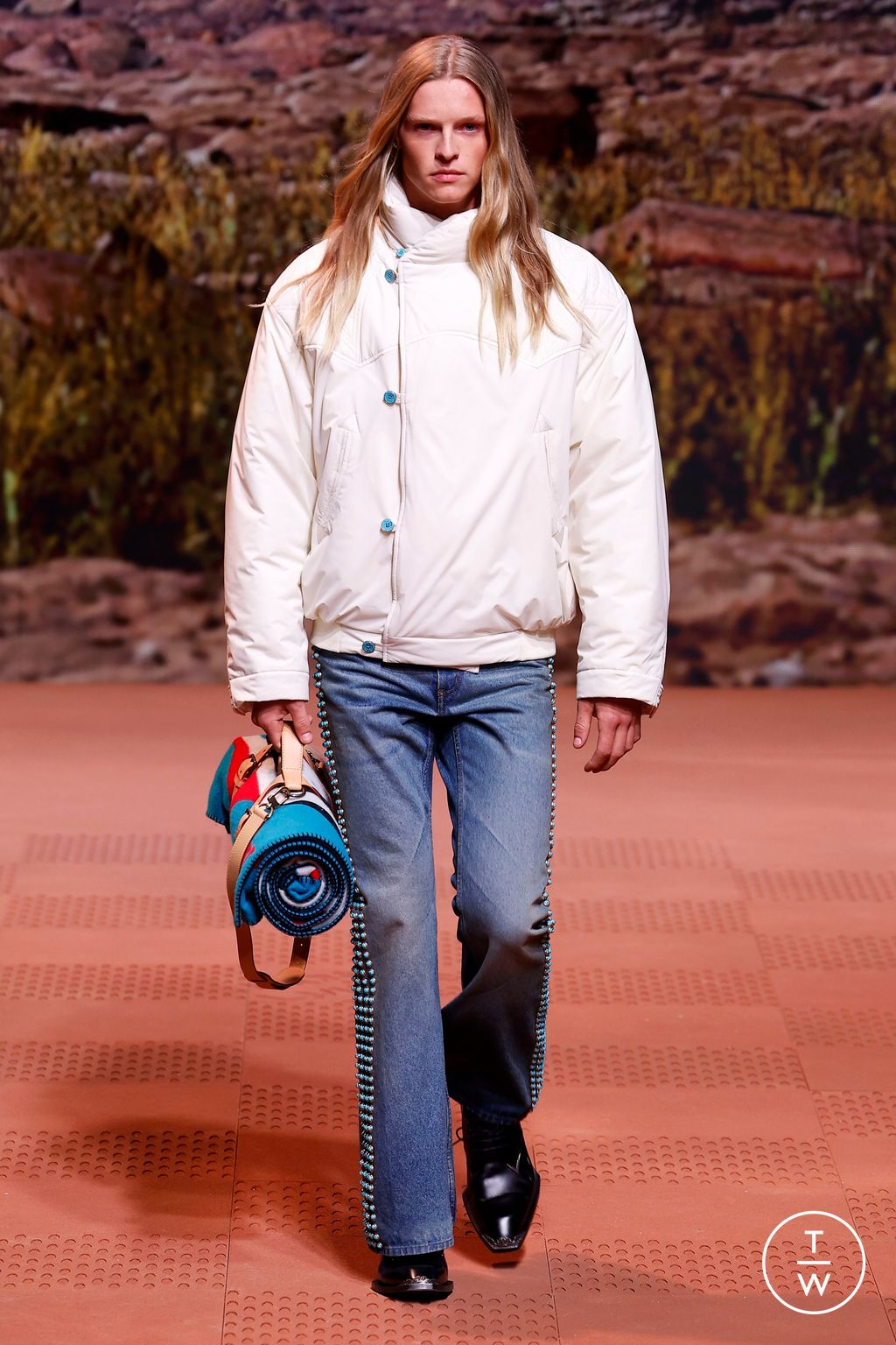 Fashion Week Paris Fall/Winter 2024 look 55 from the Louis Vuitton collection 男装