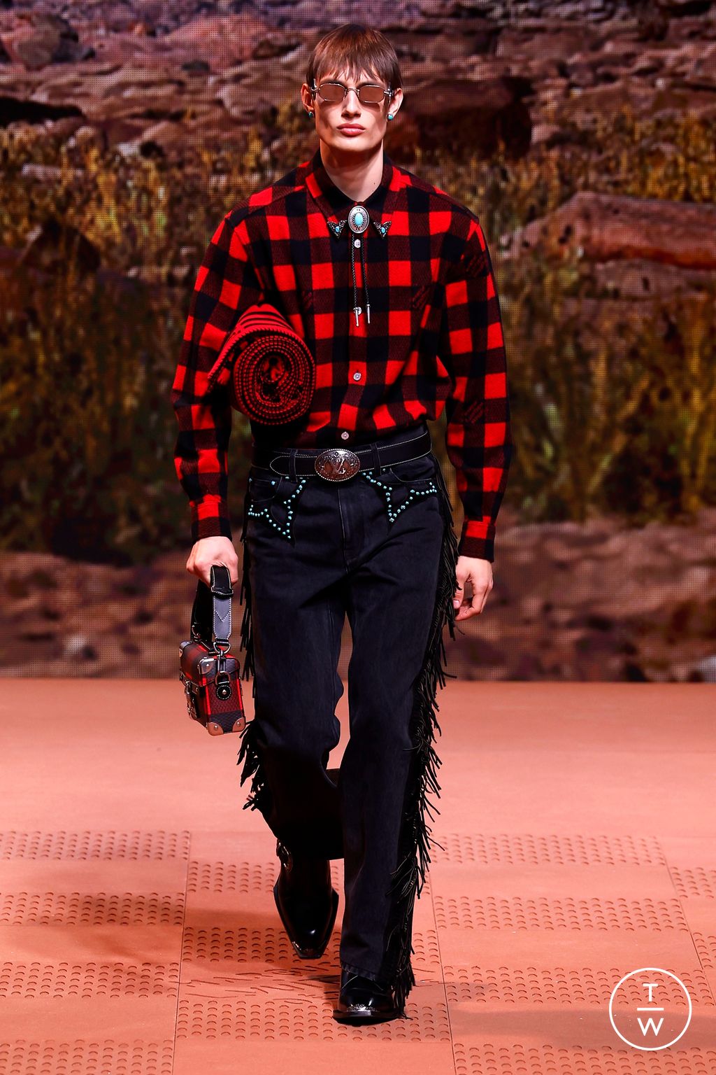 Fashion Week Paris Fall/Winter 2024 look 56 from the Louis Vuitton collection 男装