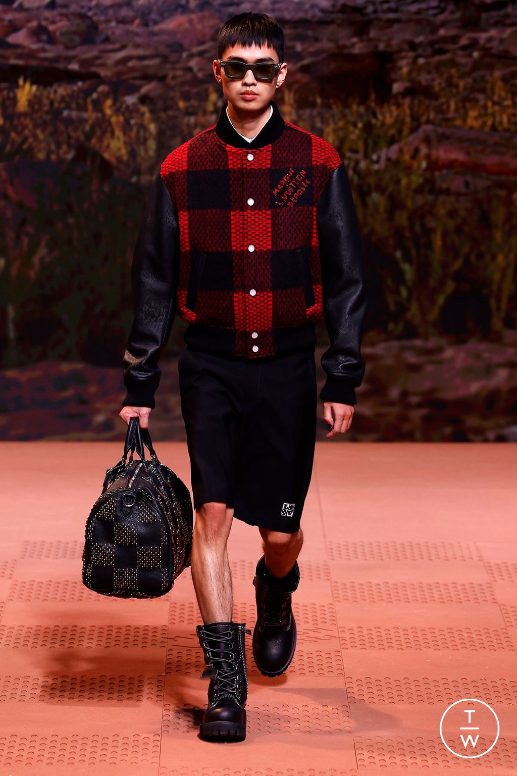 Fashion Week Paris Fall/Winter 2024 look 59 from the Louis Vuitton collection 男装