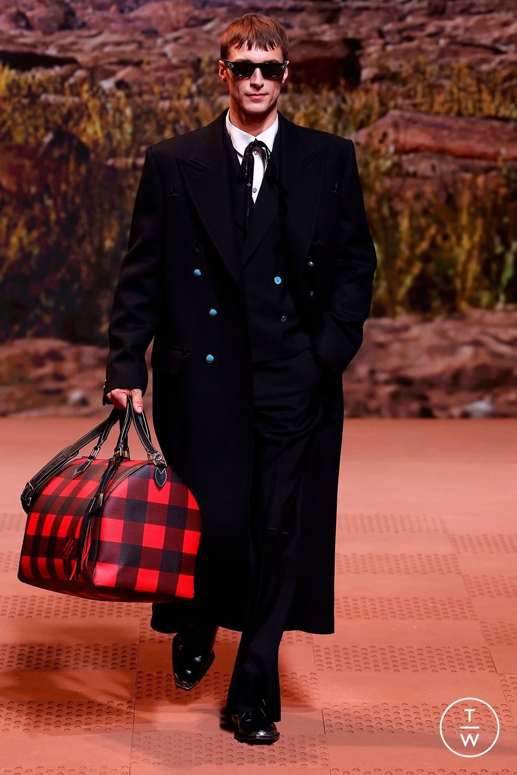 Fashion Week Paris Fall/Winter 2024 look 60 from the Louis Vuitton collection menswear