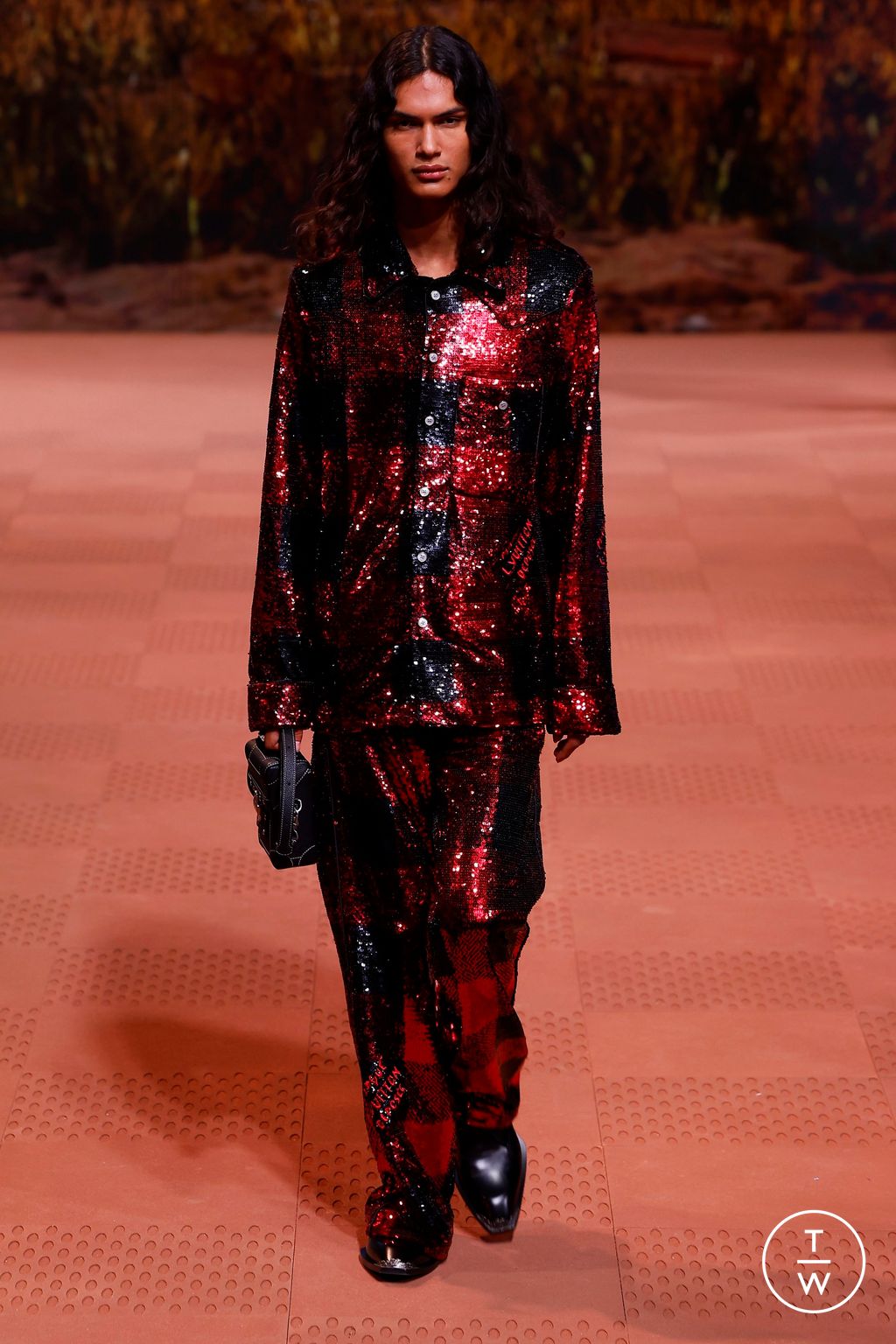 Fashion Week Paris Fall/Winter 2024 look 64 from the Louis Vuitton collection menswear