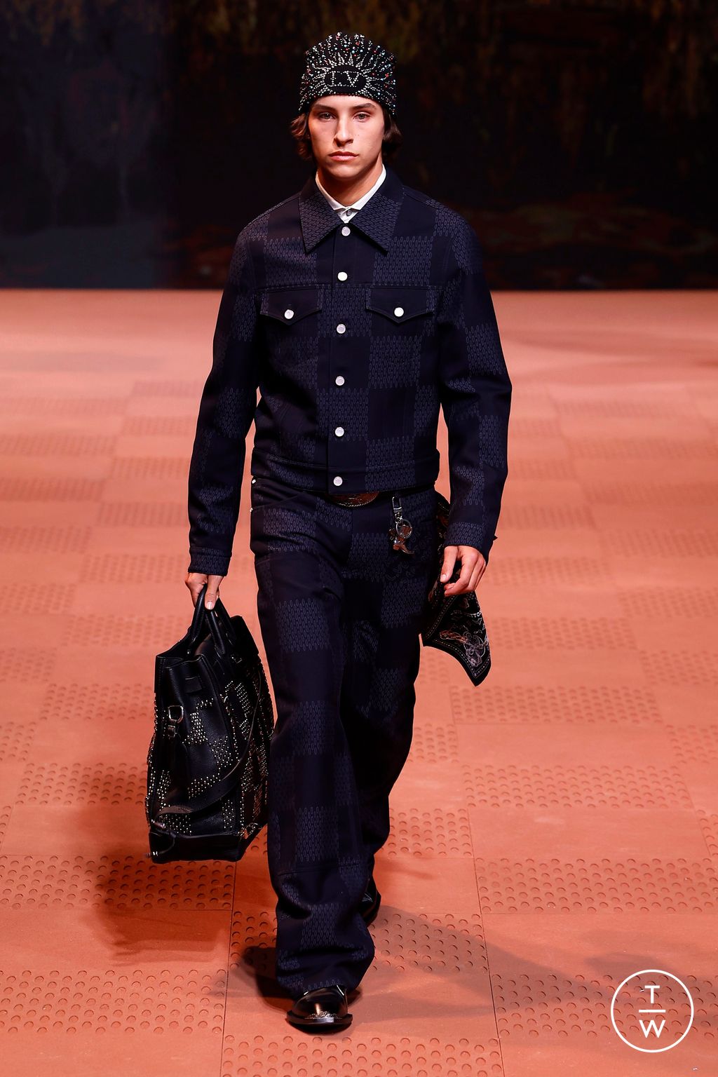 Fashion Week Paris Fall/Winter 2024 look 65 from the Louis Vuitton collection menswear