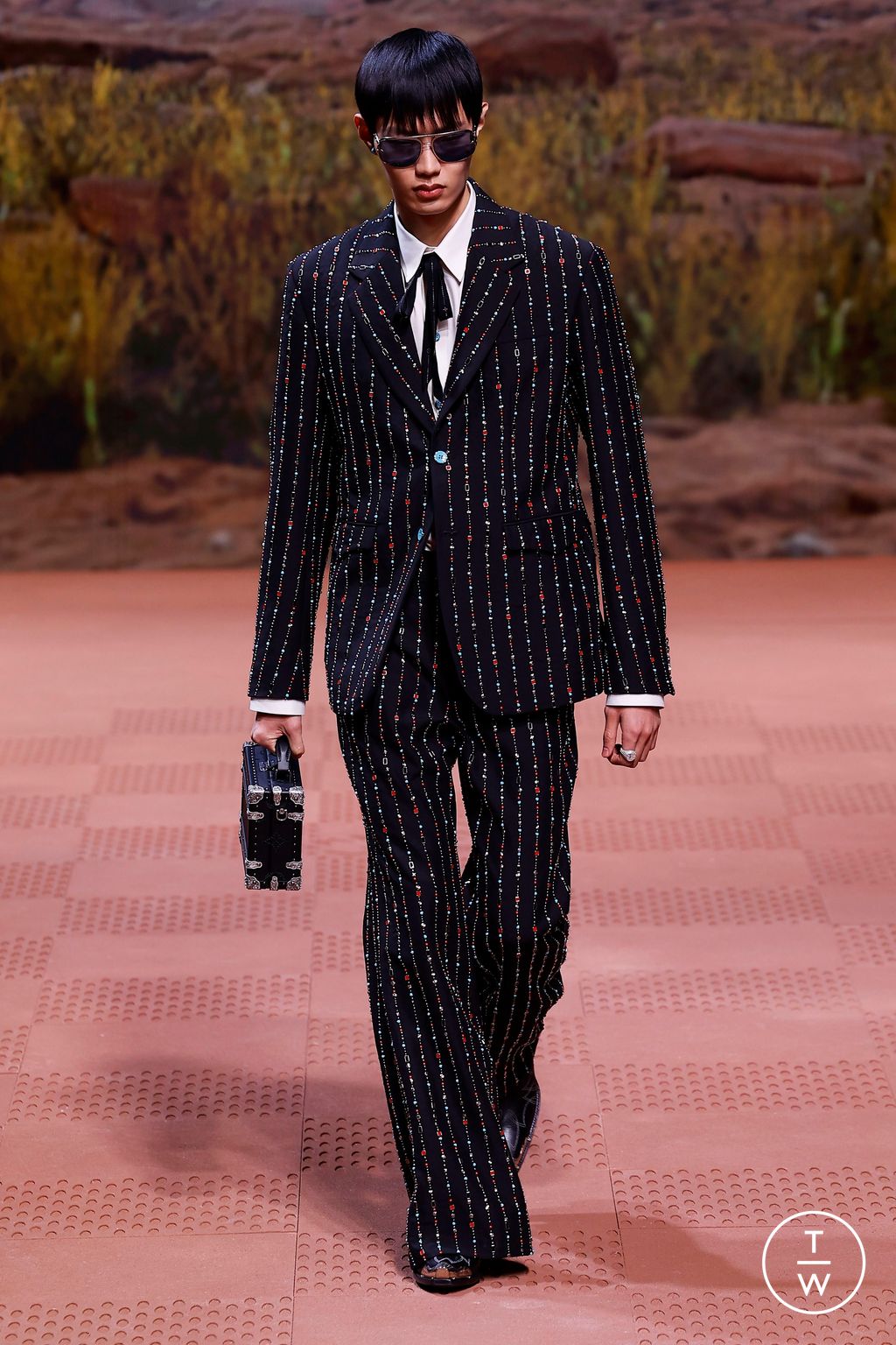 Fashion Week Paris Fall/Winter 2024 look 72 from the Louis Vuitton collection 男装