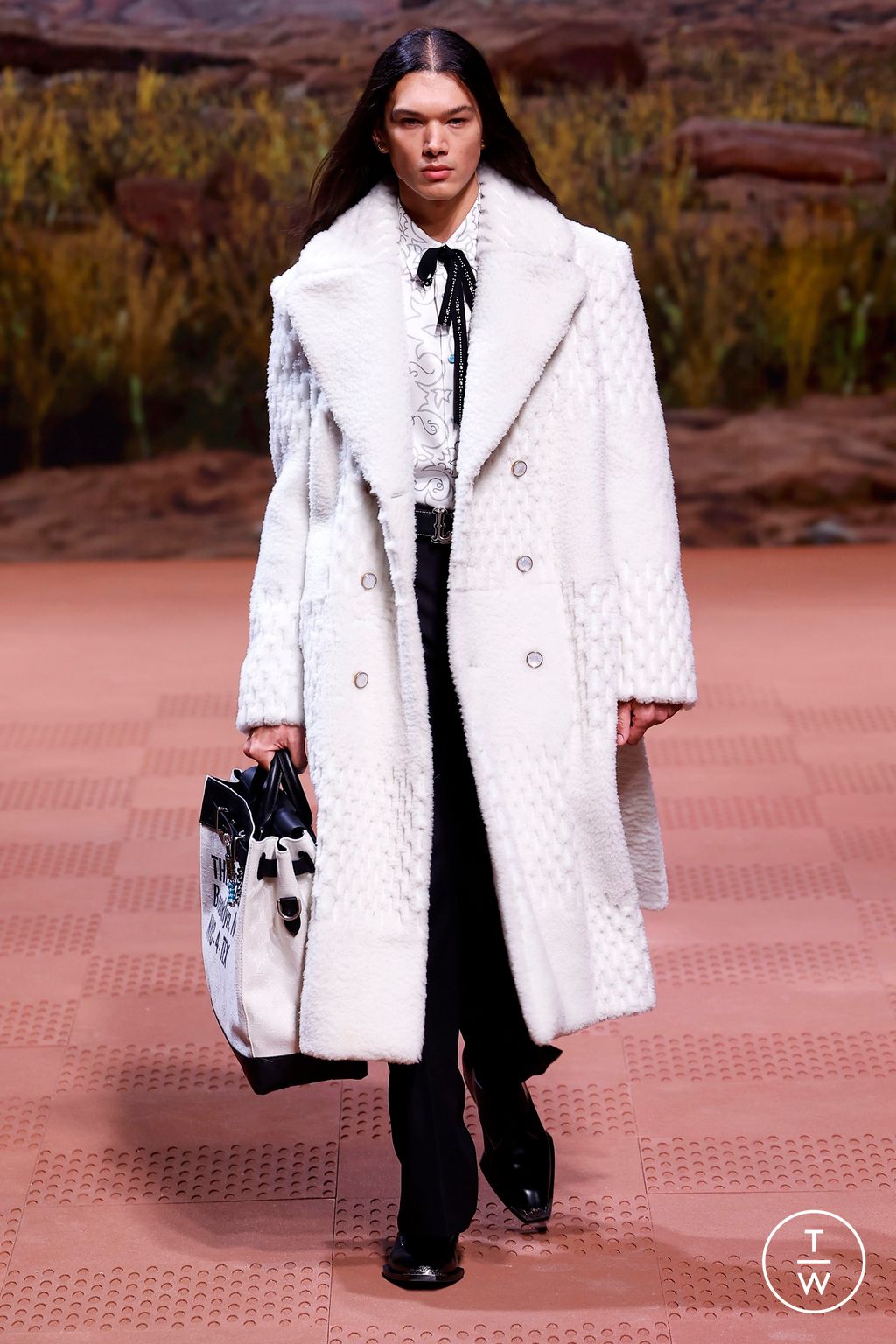 Fashion Week Paris Fall/Winter 2024 look 73 from the Louis Vuitton collection menswear