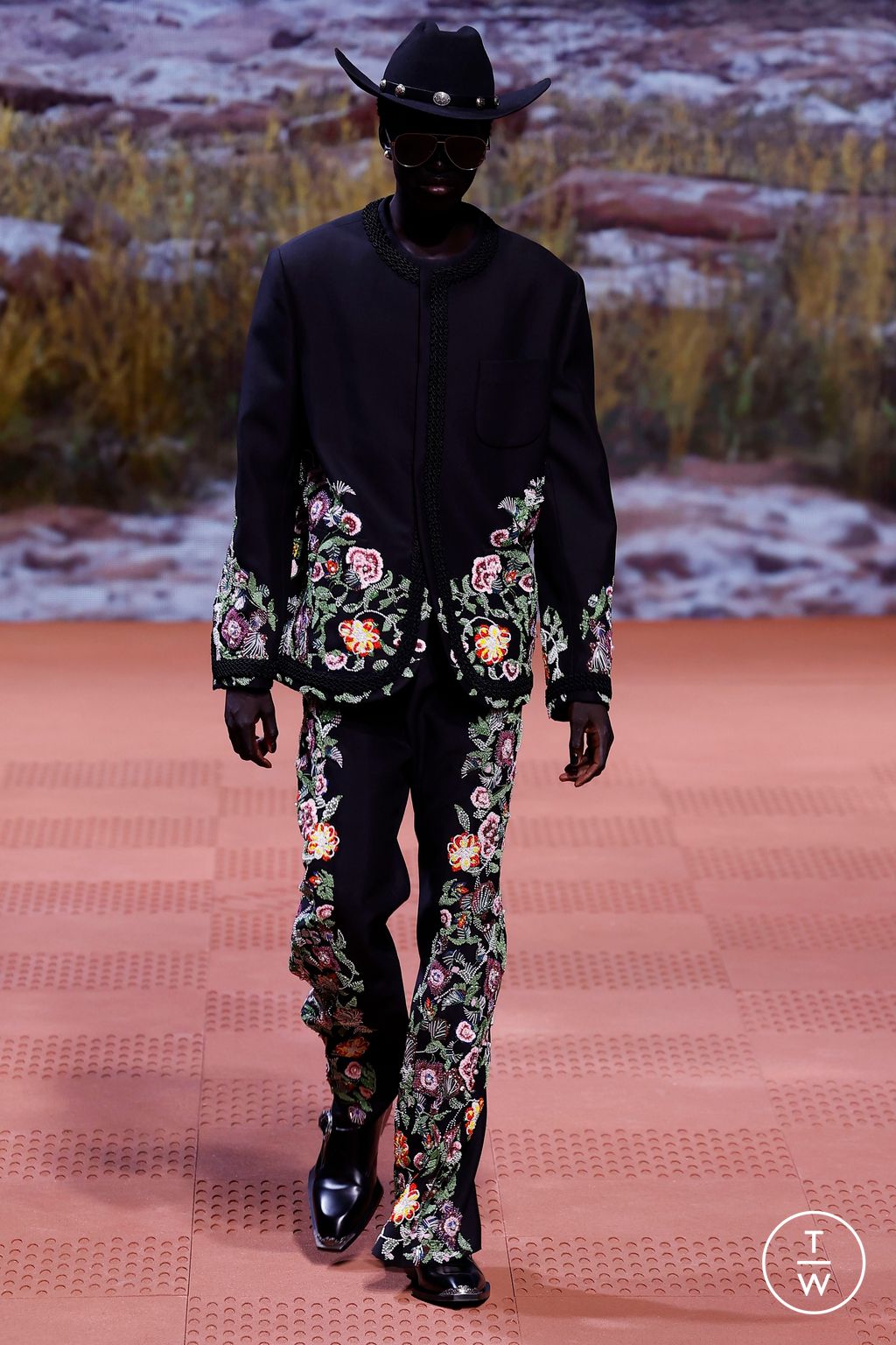 Fashion Week Paris Fall/Winter 2024 look 76 from the Louis Vuitton collection 男装