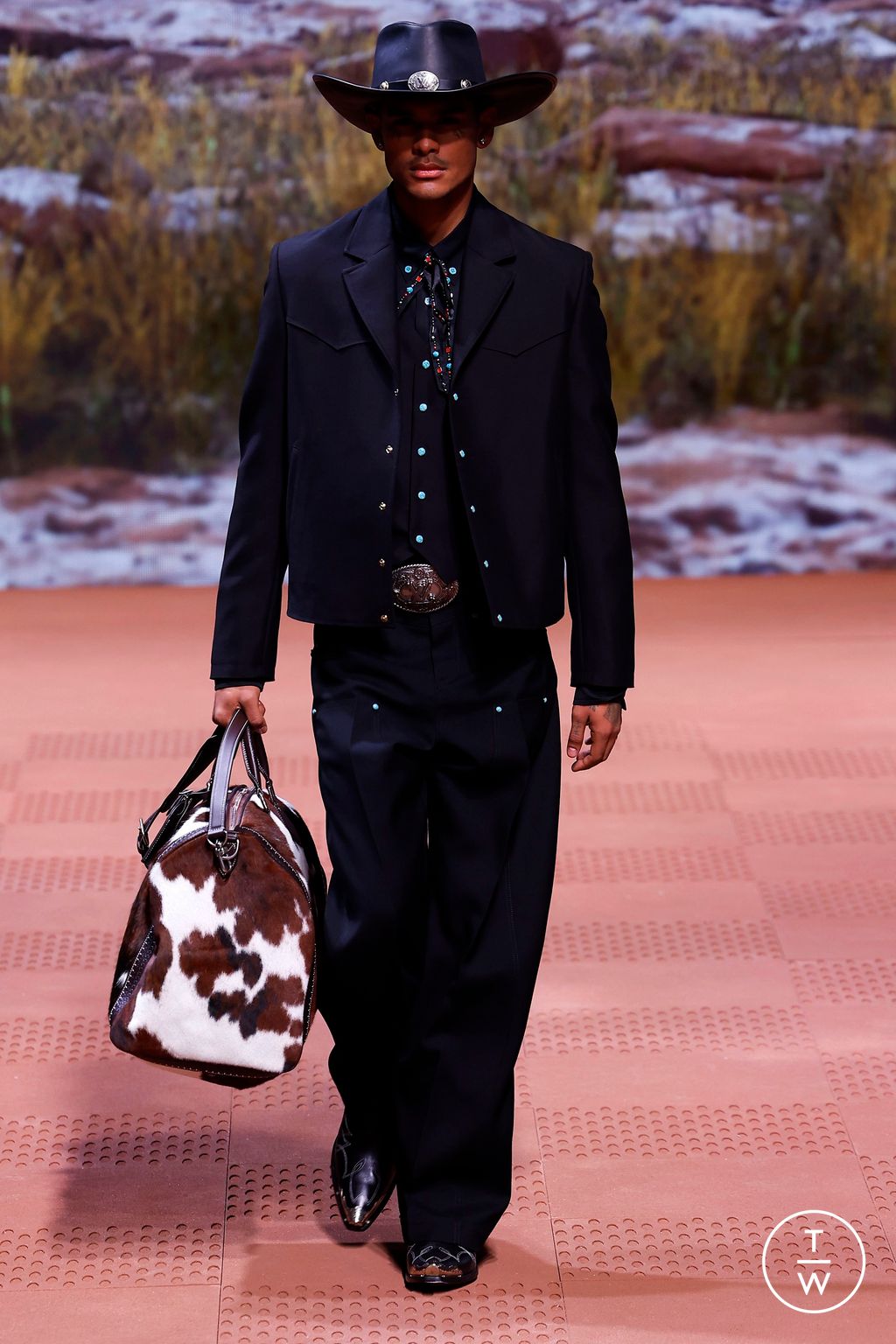Fashion Week Paris Fall/Winter 2024 look 77 from the Louis Vuitton collection menswear