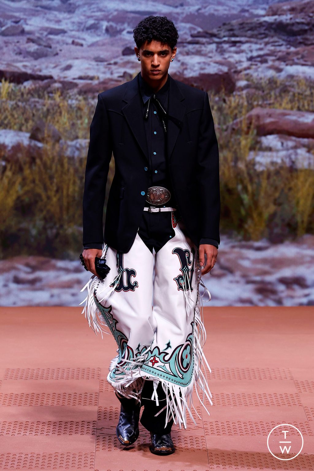 Fashion Week Paris Fall/Winter 2024 look 78 from the Louis Vuitton collection 男装