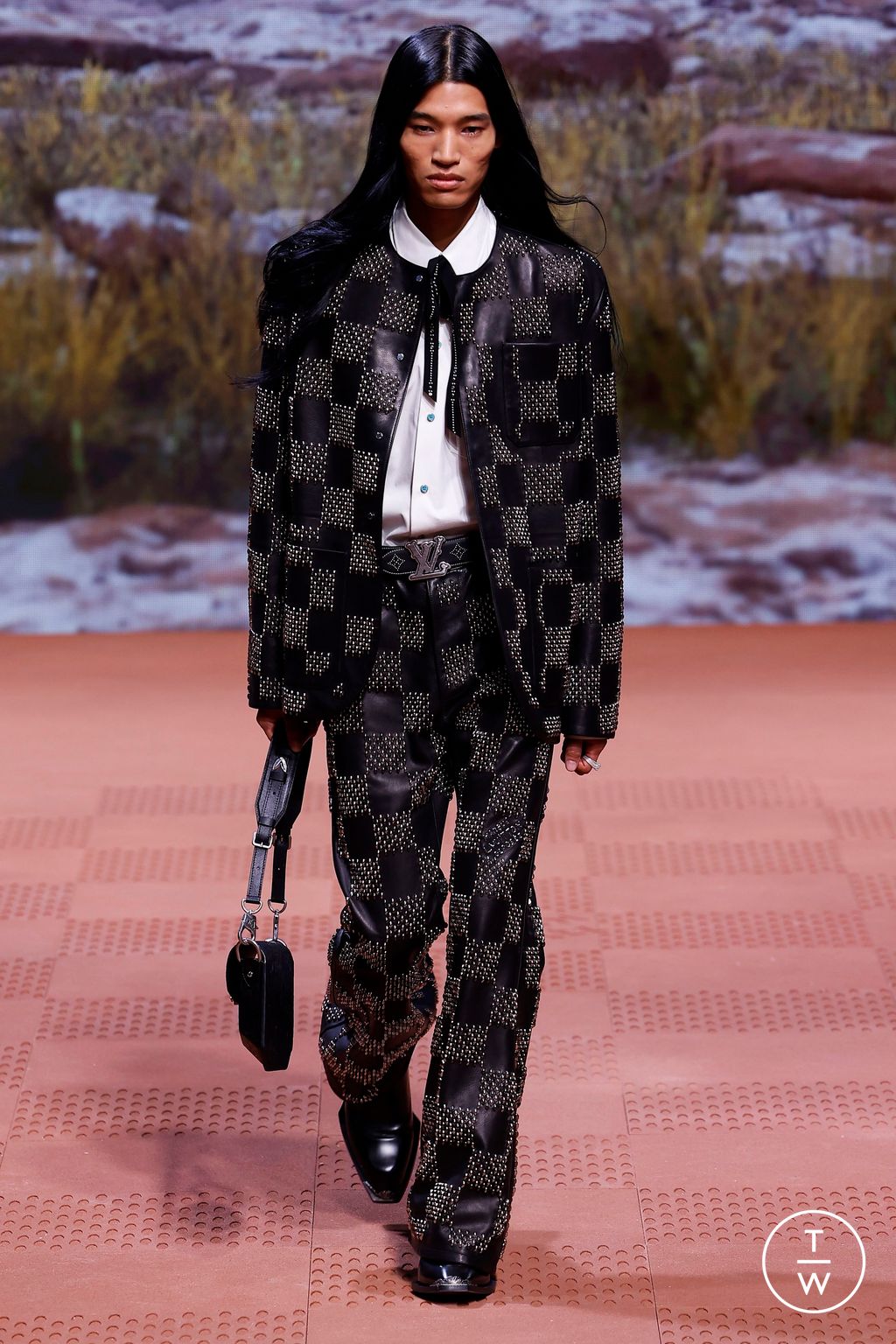 Fashion Week Paris Fall/Winter 2024 look 80 from the Louis Vuitton collection menswear