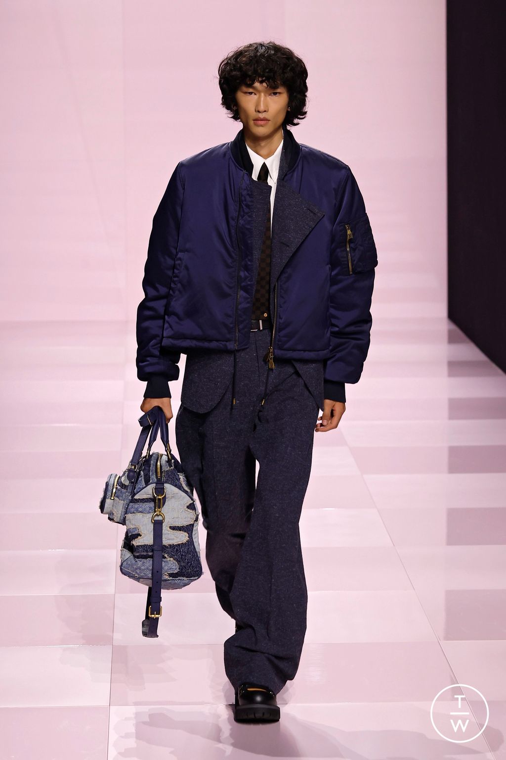 Fashion Week Paris Fall/Winter 2025 look 4 from the Louis Vuitton collection menswear