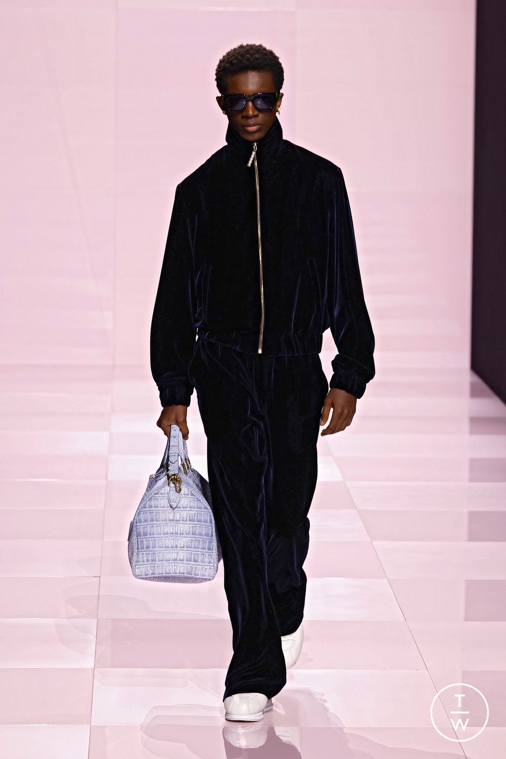Fashion Week Paris Fall/Winter 2025 look 6 from the Louis Vuitton collection menswear