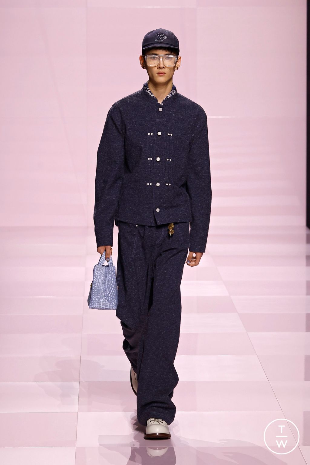Fashion Week Paris Fall/Winter 2025 look 9 from the Louis Vuitton collection menswear