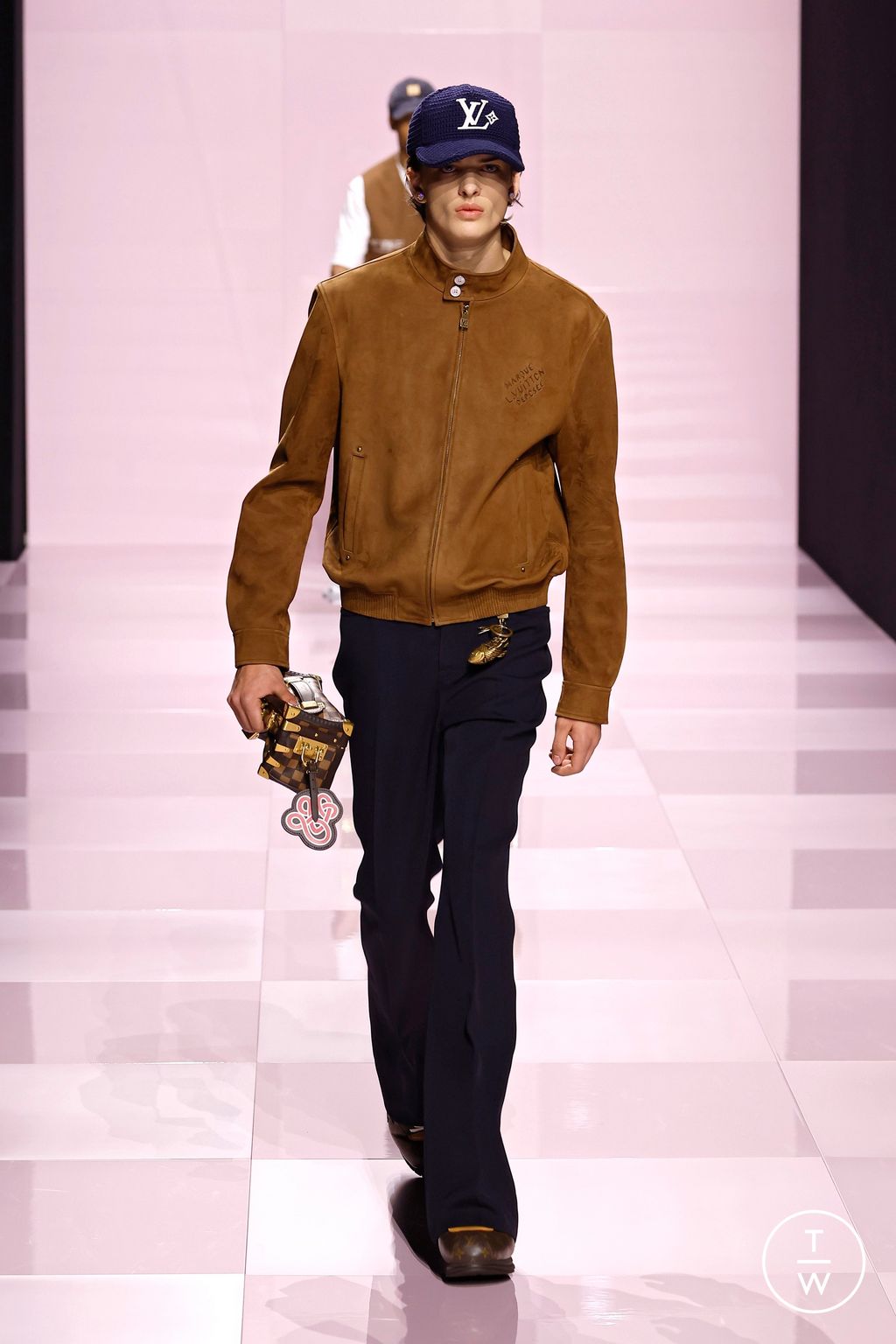 Fashion Week Paris Fall/Winter 2025 look 10 from the Louis Vuitton collection menswear