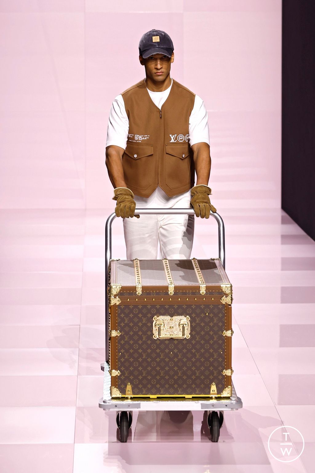 Fashion Week Paris Fall/Winter 2025 look 11 from the Louis Vuitton collection menswear