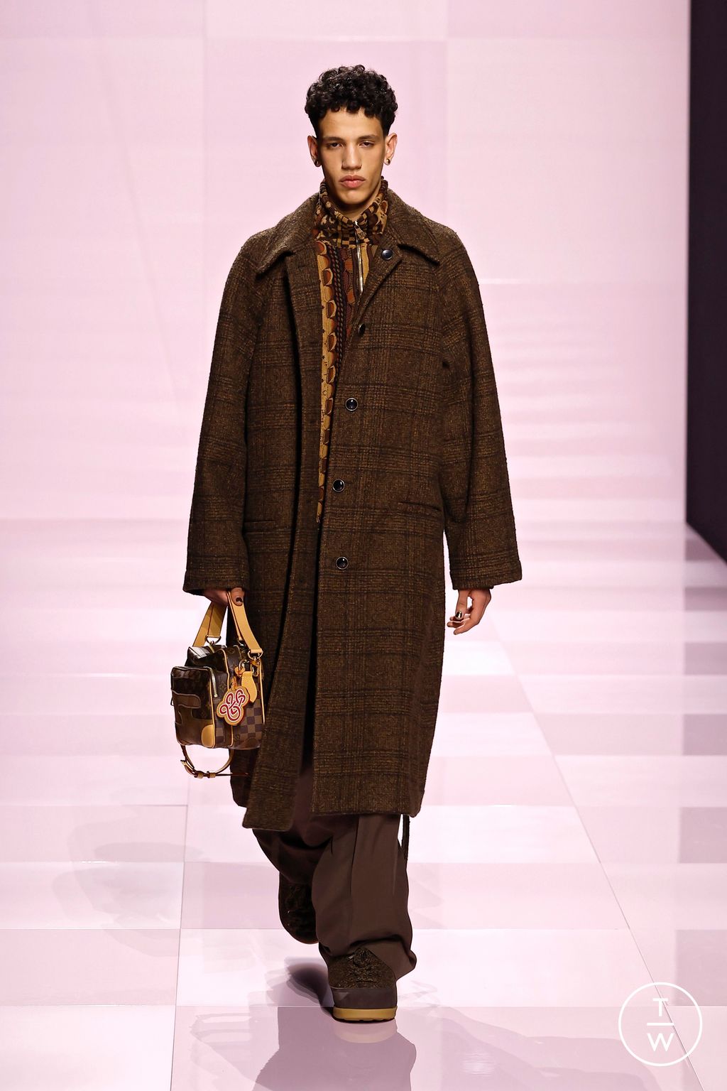 Fashion Week Paris Fall/Winter 2025 look 12 from the Louis Vuitton collection menswear